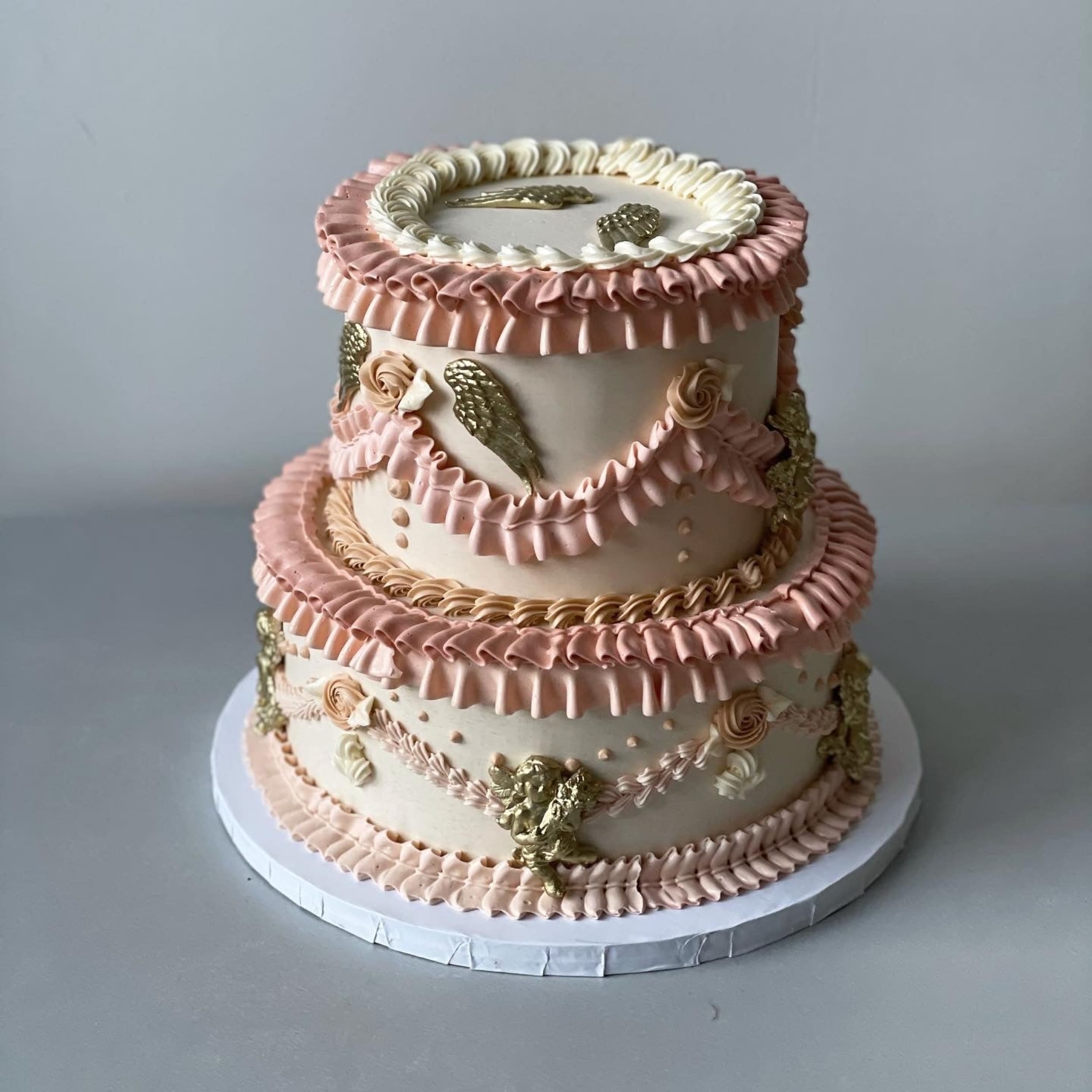 Angelic cherubs on vintage lambeth cake - custom cake