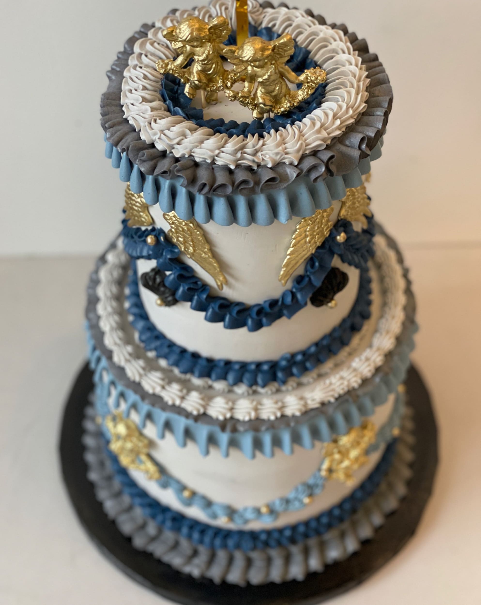 Angelic cherubs on vintage lambeth cake - custom cake