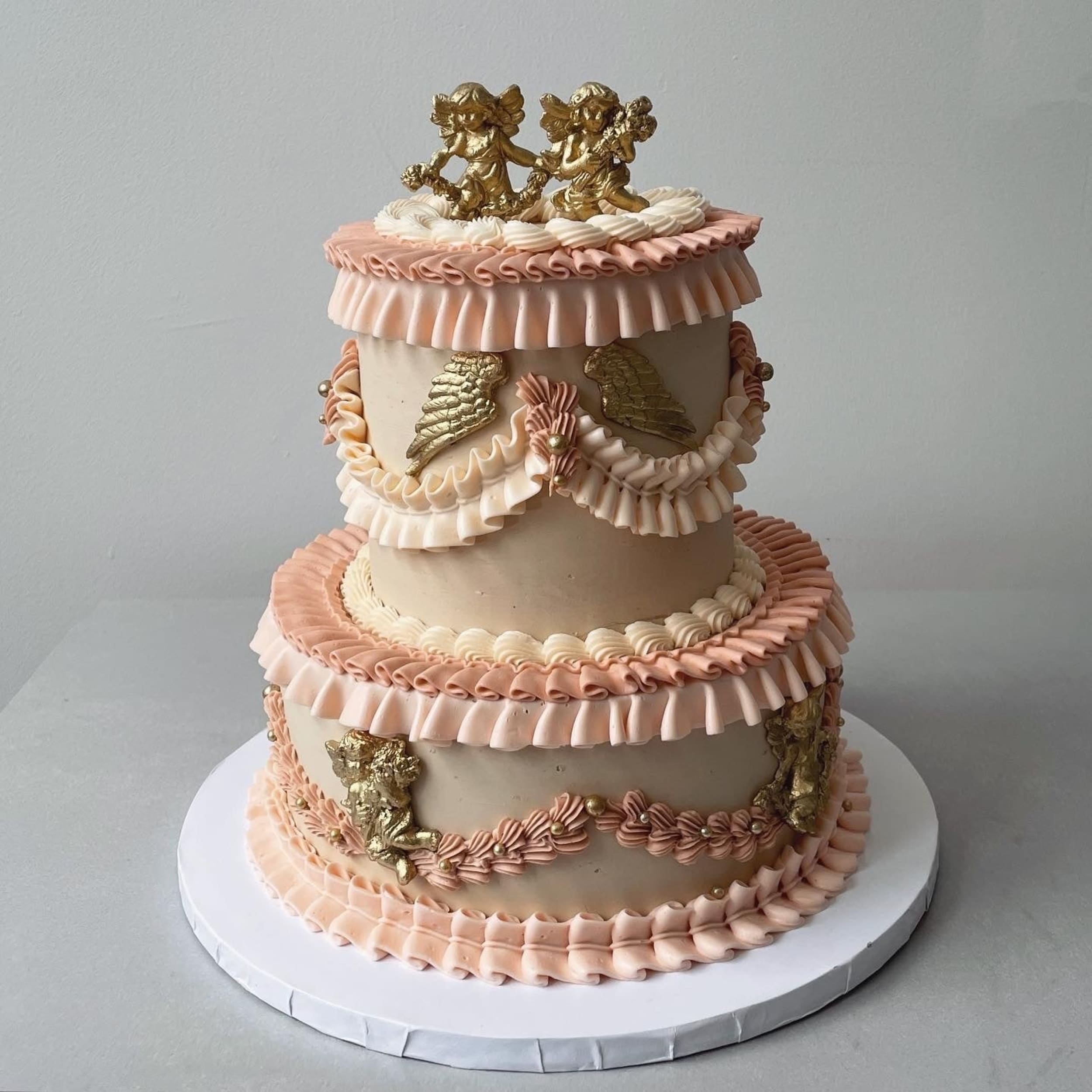 Angelic cherubs on vintage lambeth cake - custom cake