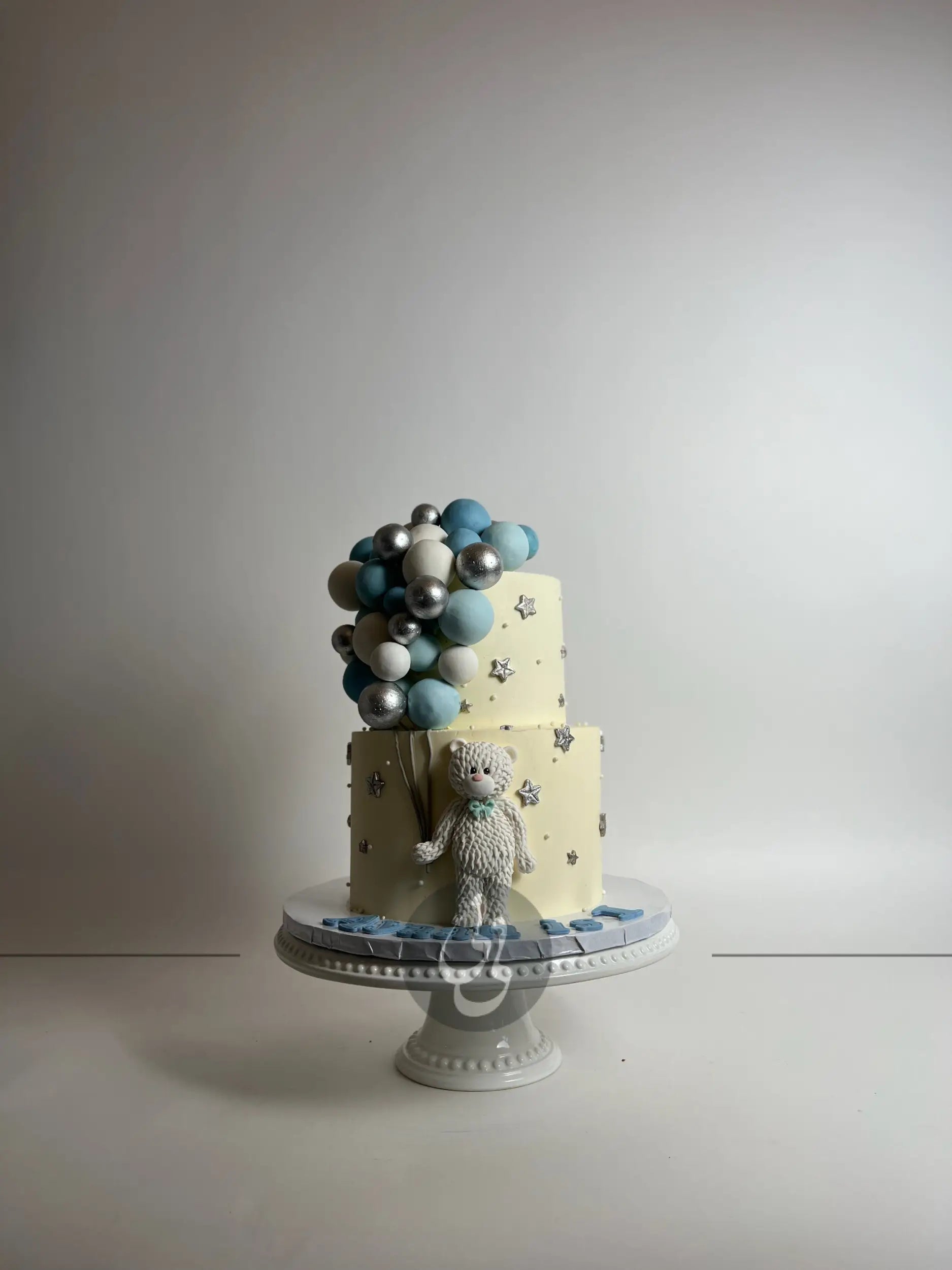 Animals & spheres - custom cake