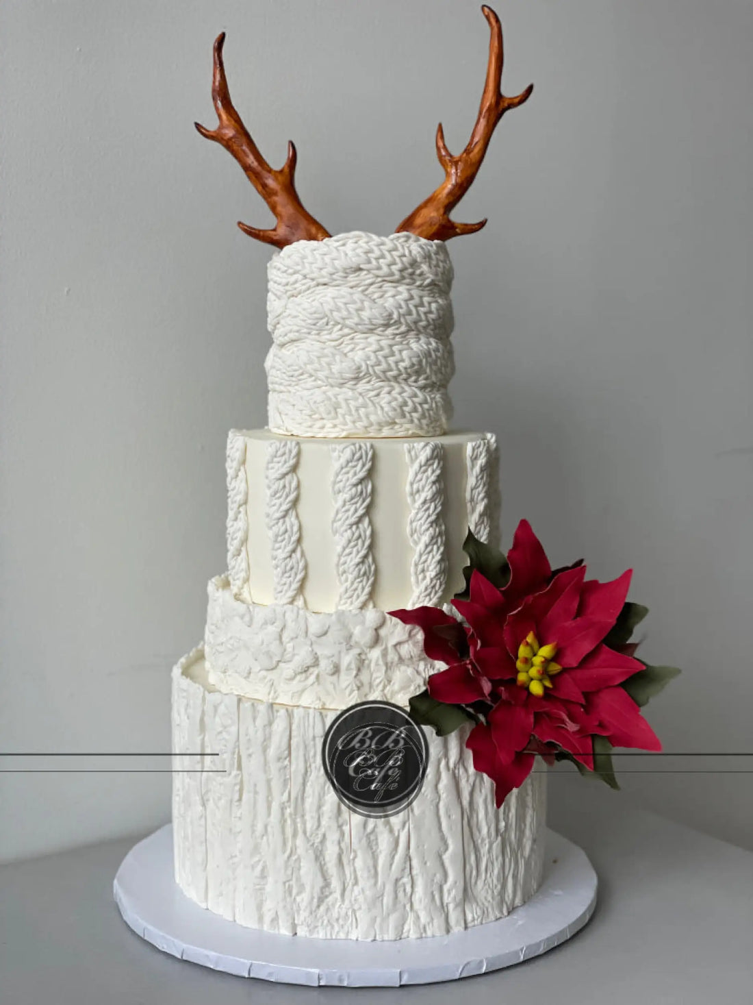 Antlers &amp; sugar flower - wedding cake
