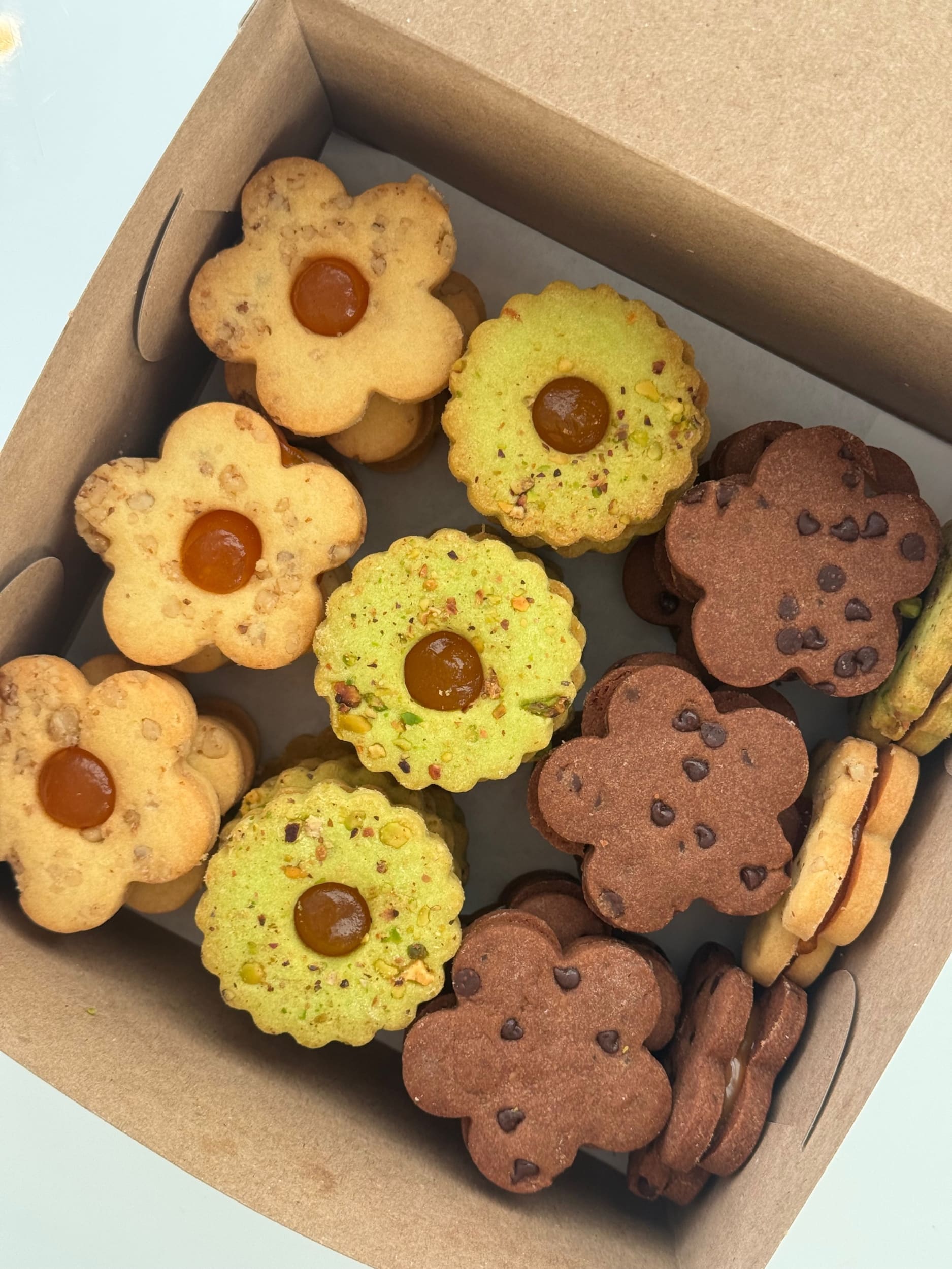 Assorted flower shaped cookie box - pastry