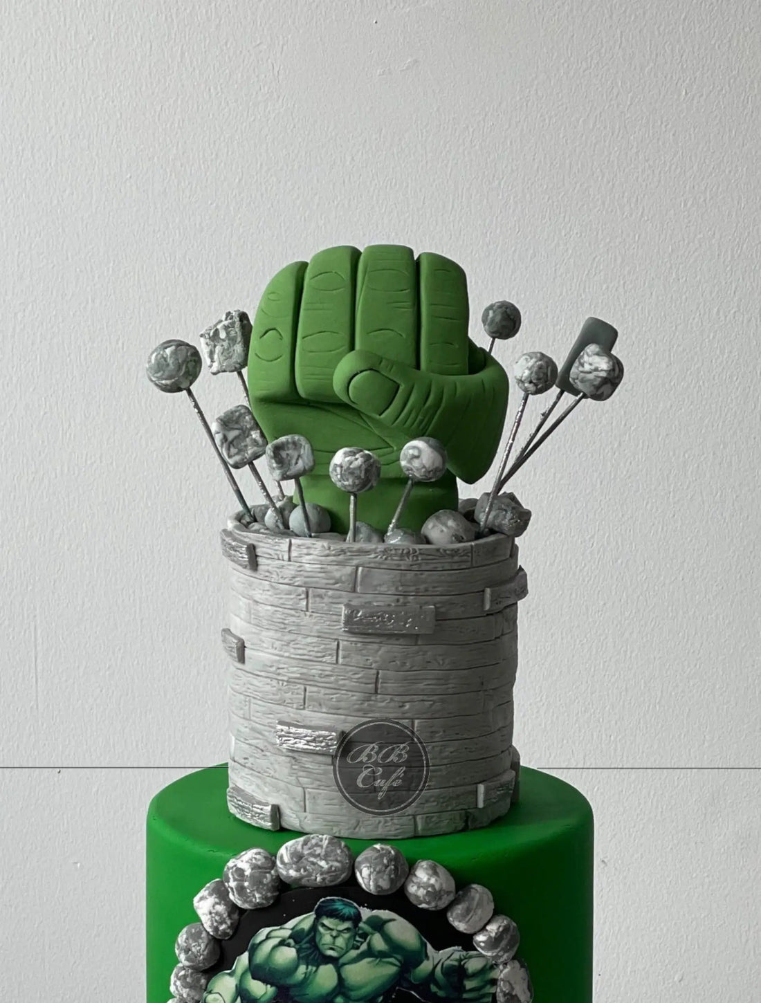 Big hulk in fondant - custom cake