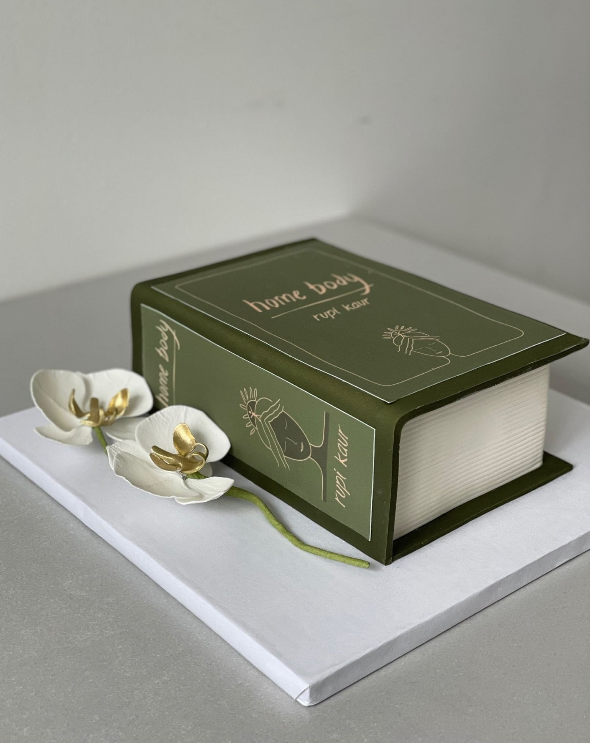 Book in fondant - custom cake