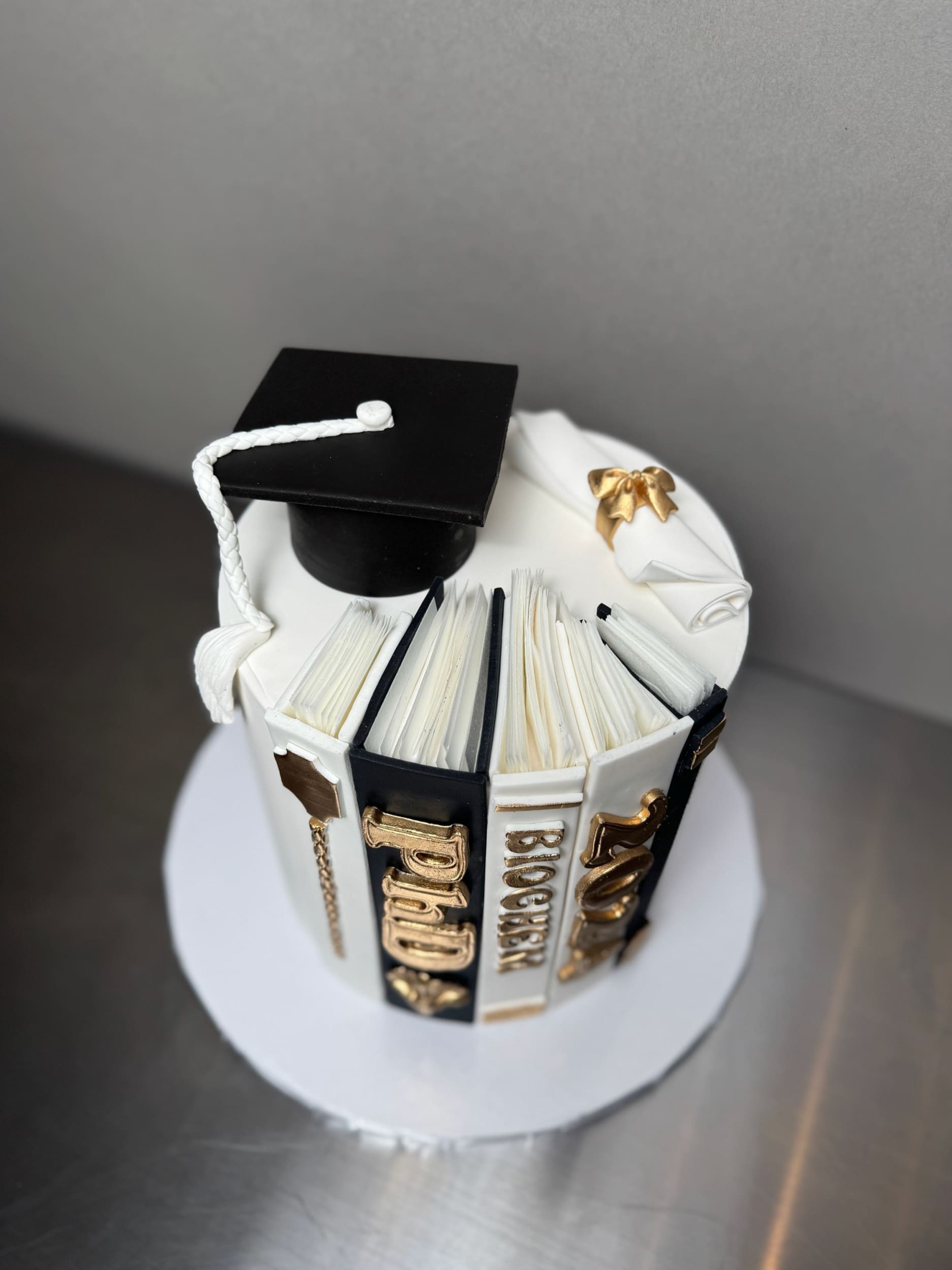 Books & graduation cap in fondant - custom cake