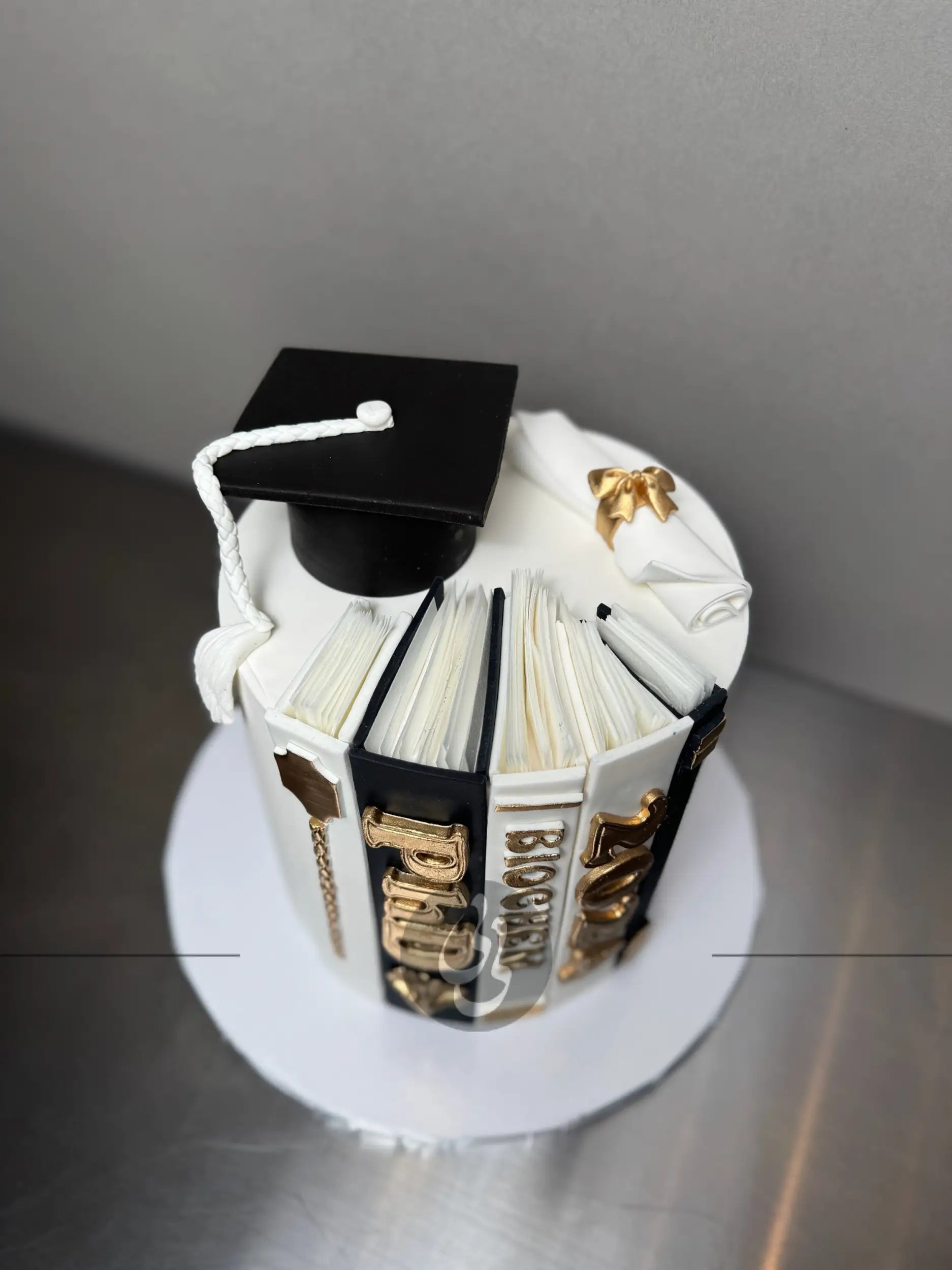 Books & graduation cap in fondant - custom cake