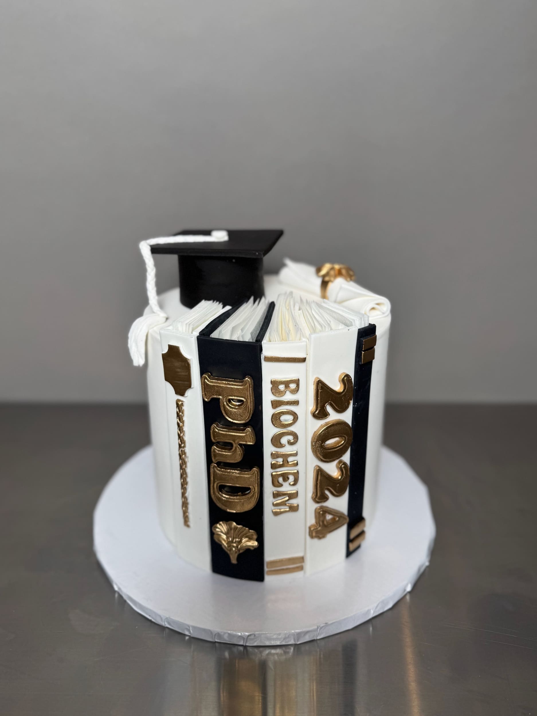 Books & graduation cap in fondant - custom cake