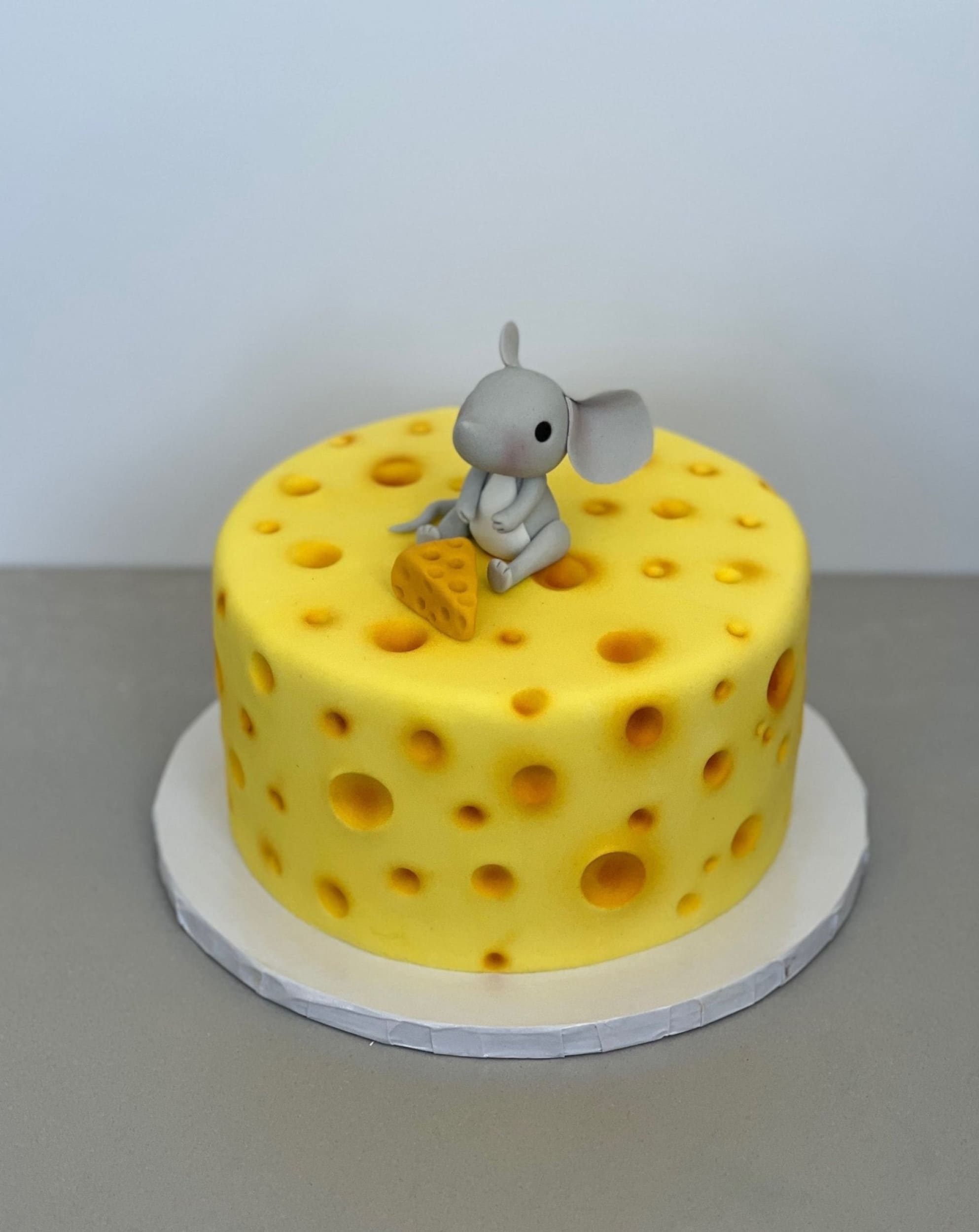 Cheese barrel and mouse in fondant - custom cake