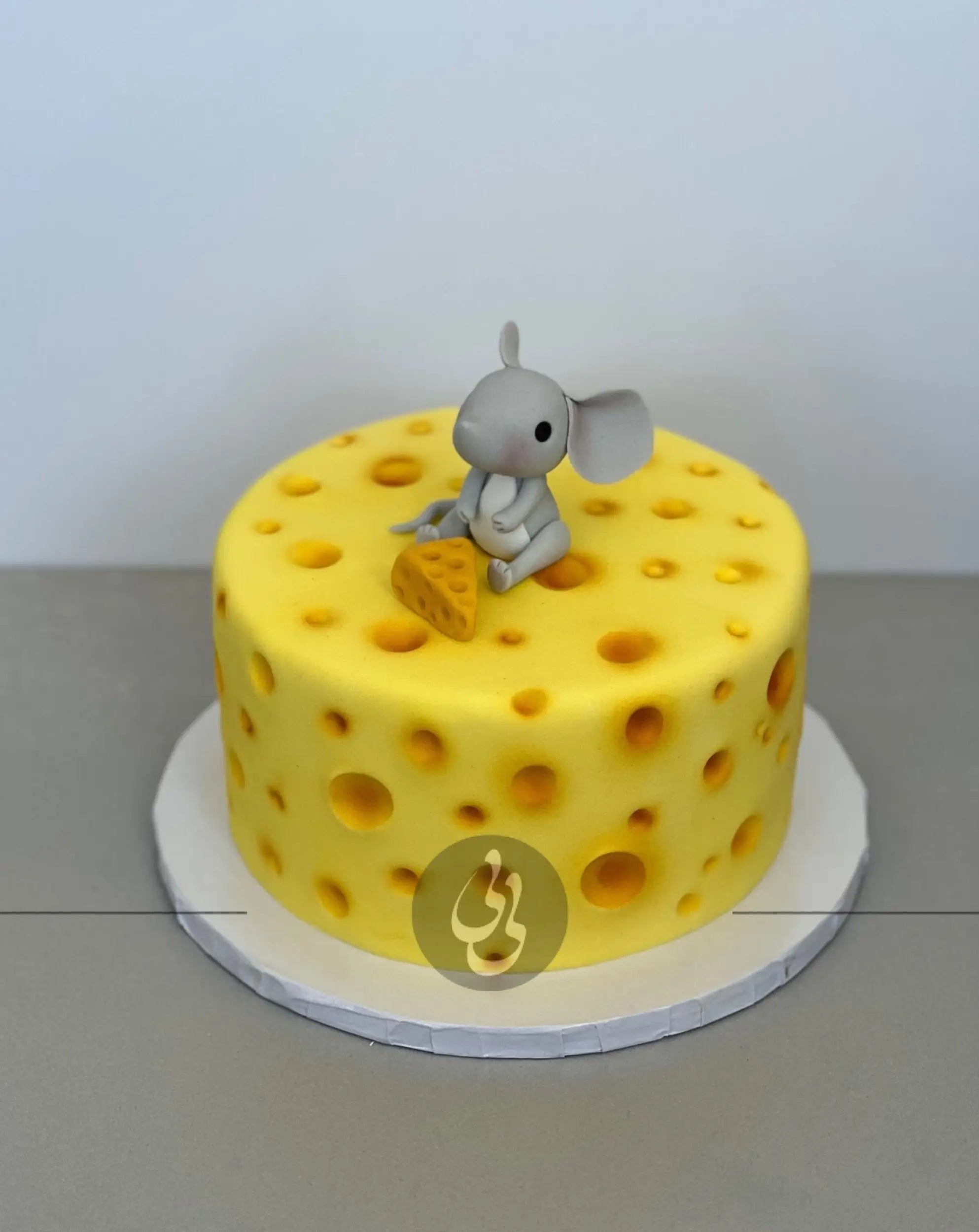 Cheese barrel and mouse in fondant - custom cake