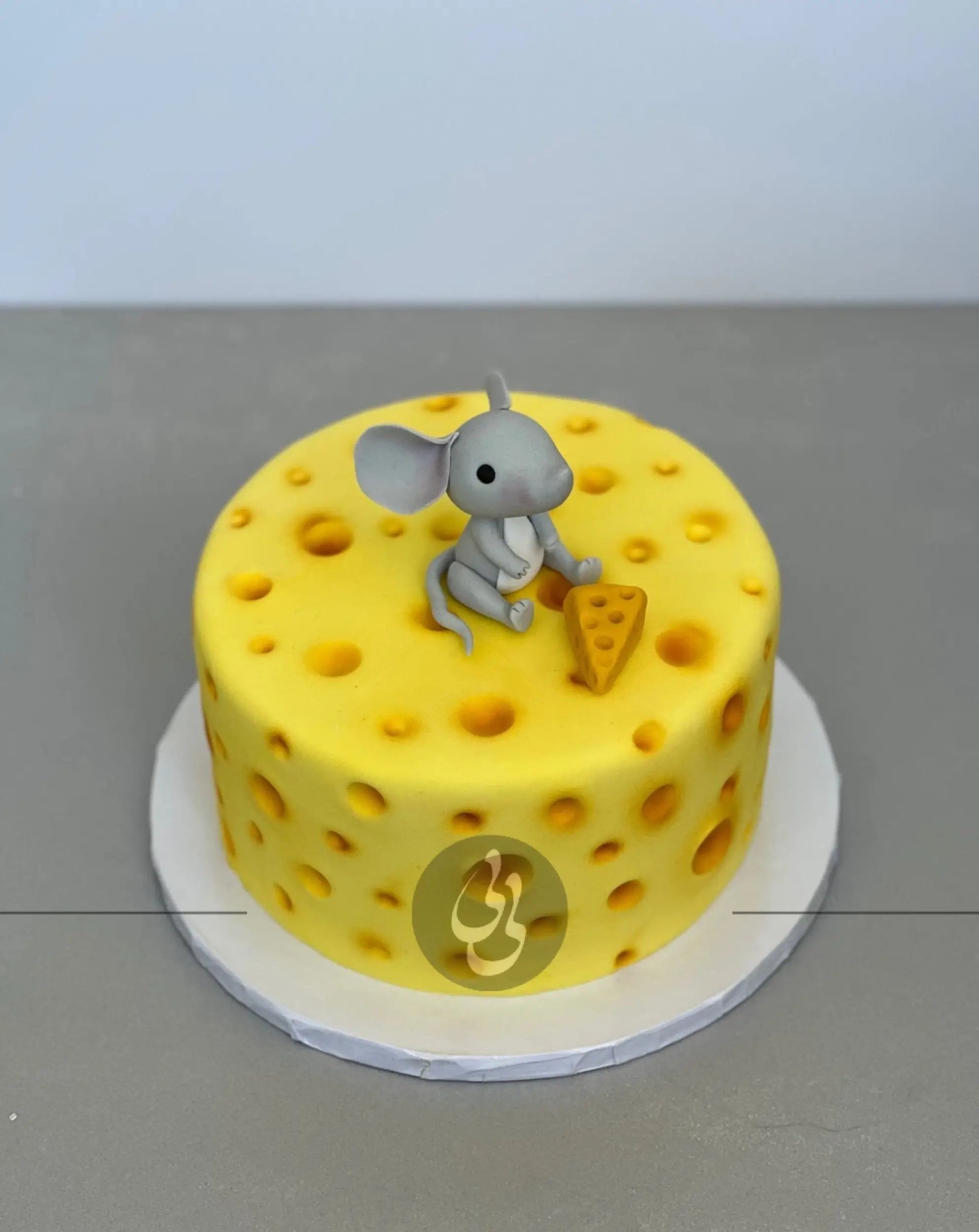 Cheese barrel and mouse in fondant - custom cake