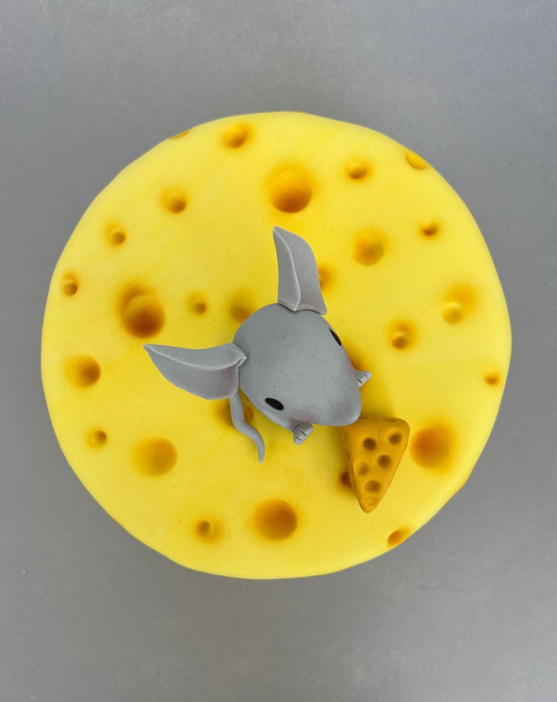 Cheese barrel and mouse in fondant - custom cake