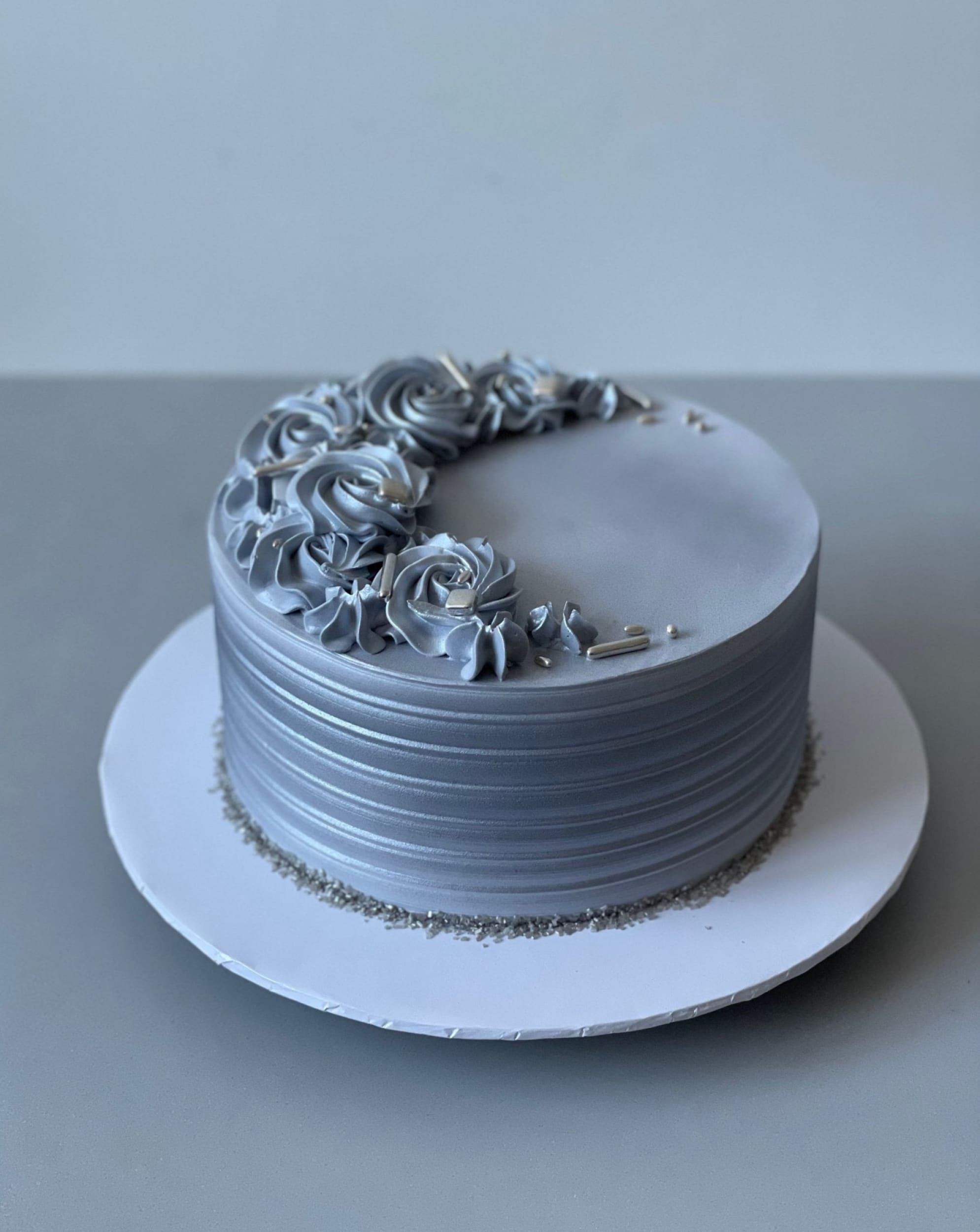 Crescent moon rosettes in whipped cream - custom cake