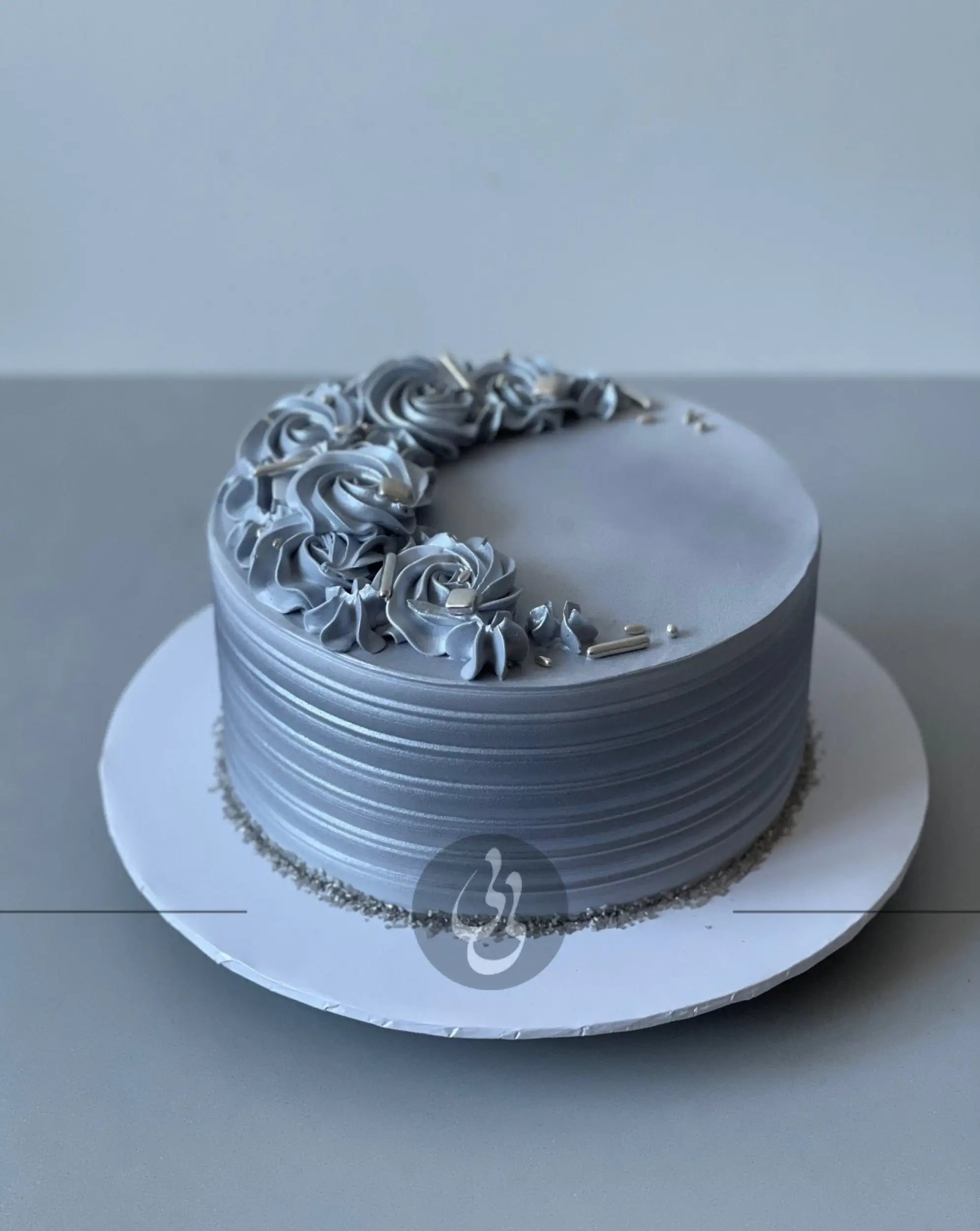 Crescent moon rosettes in whipped cream - custom cake