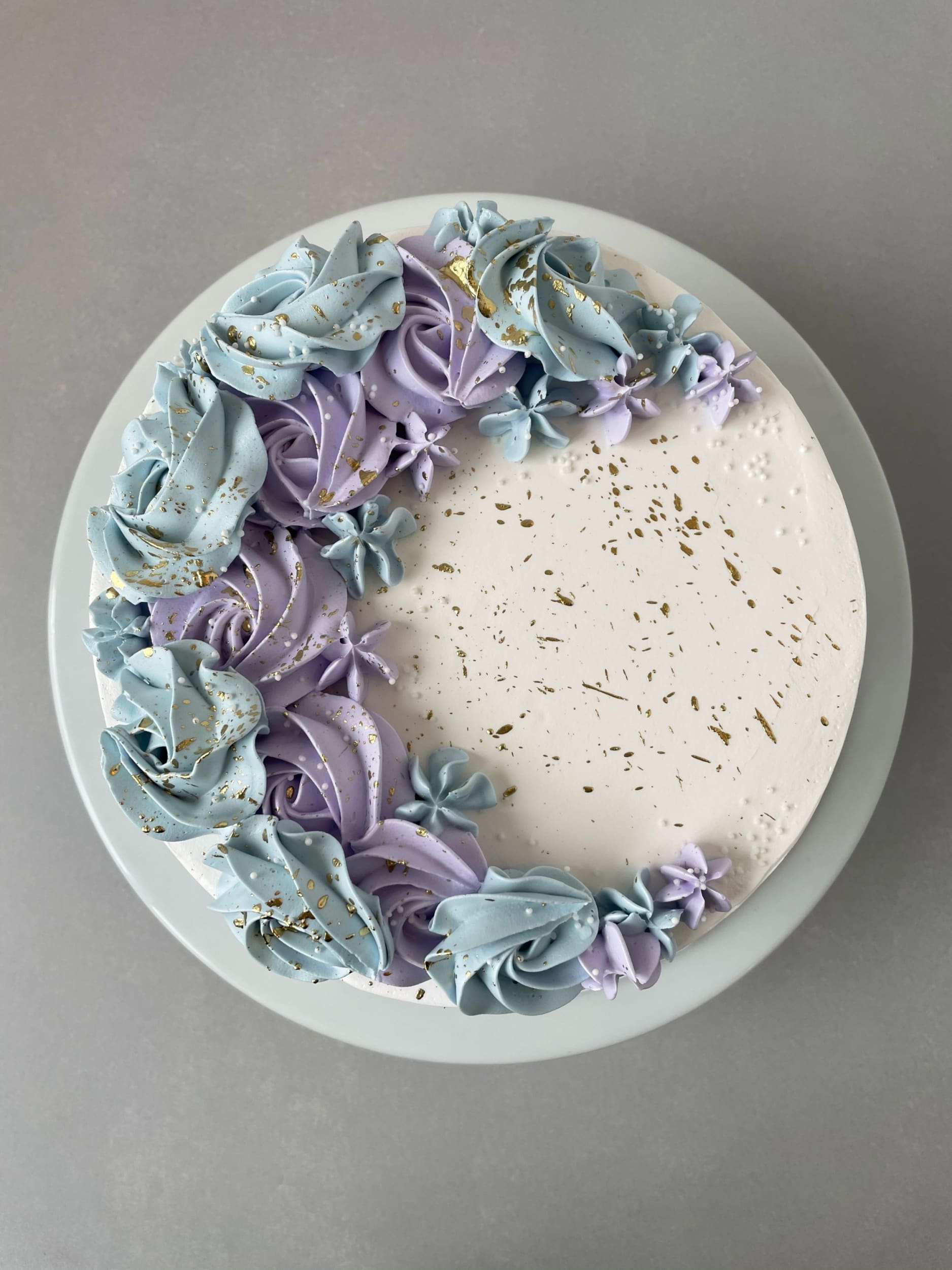 Crescent moon rosettes in whipped cream - custom cake