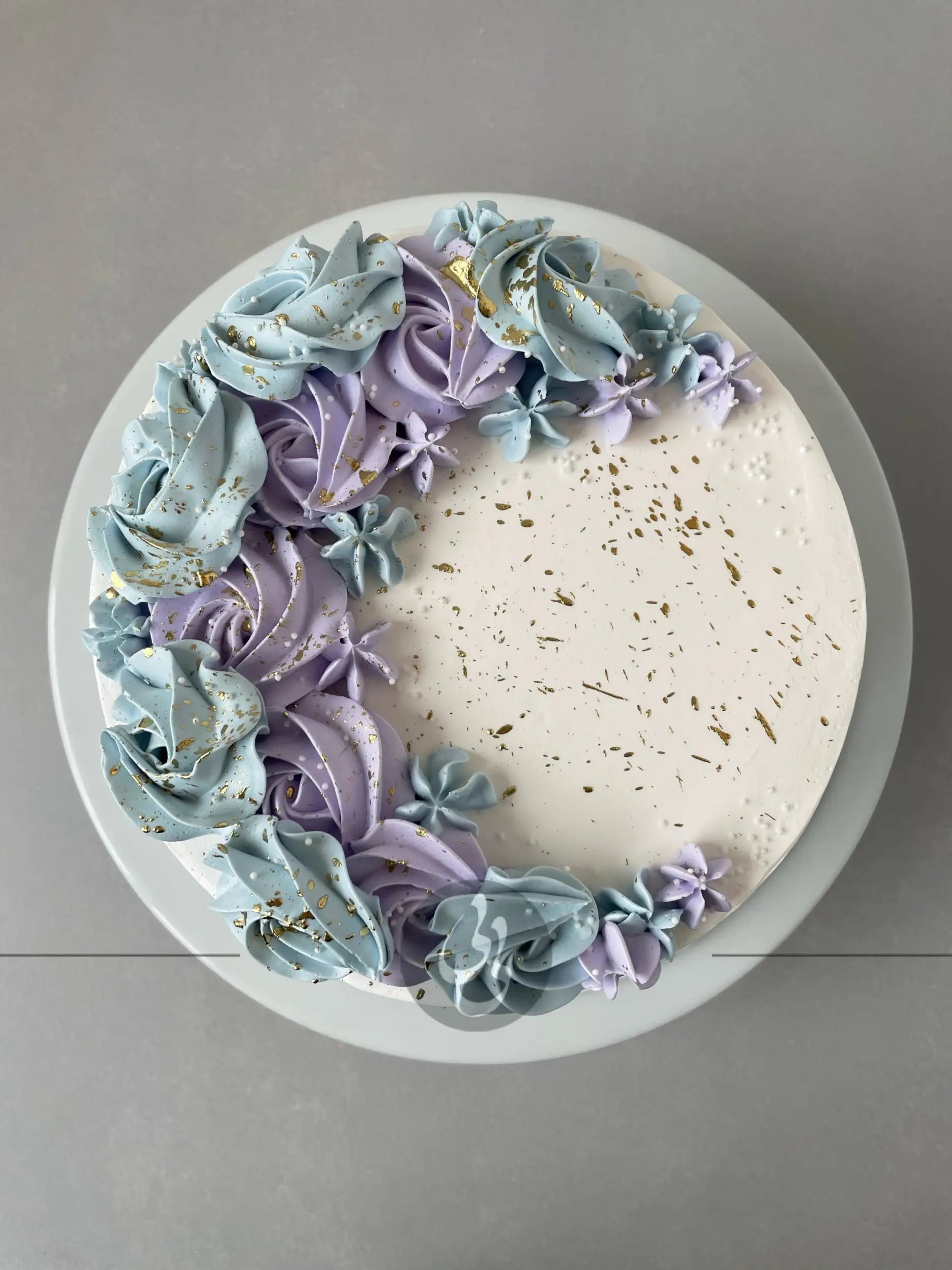 Crescent moon rosettes in whipped cream - custom cake