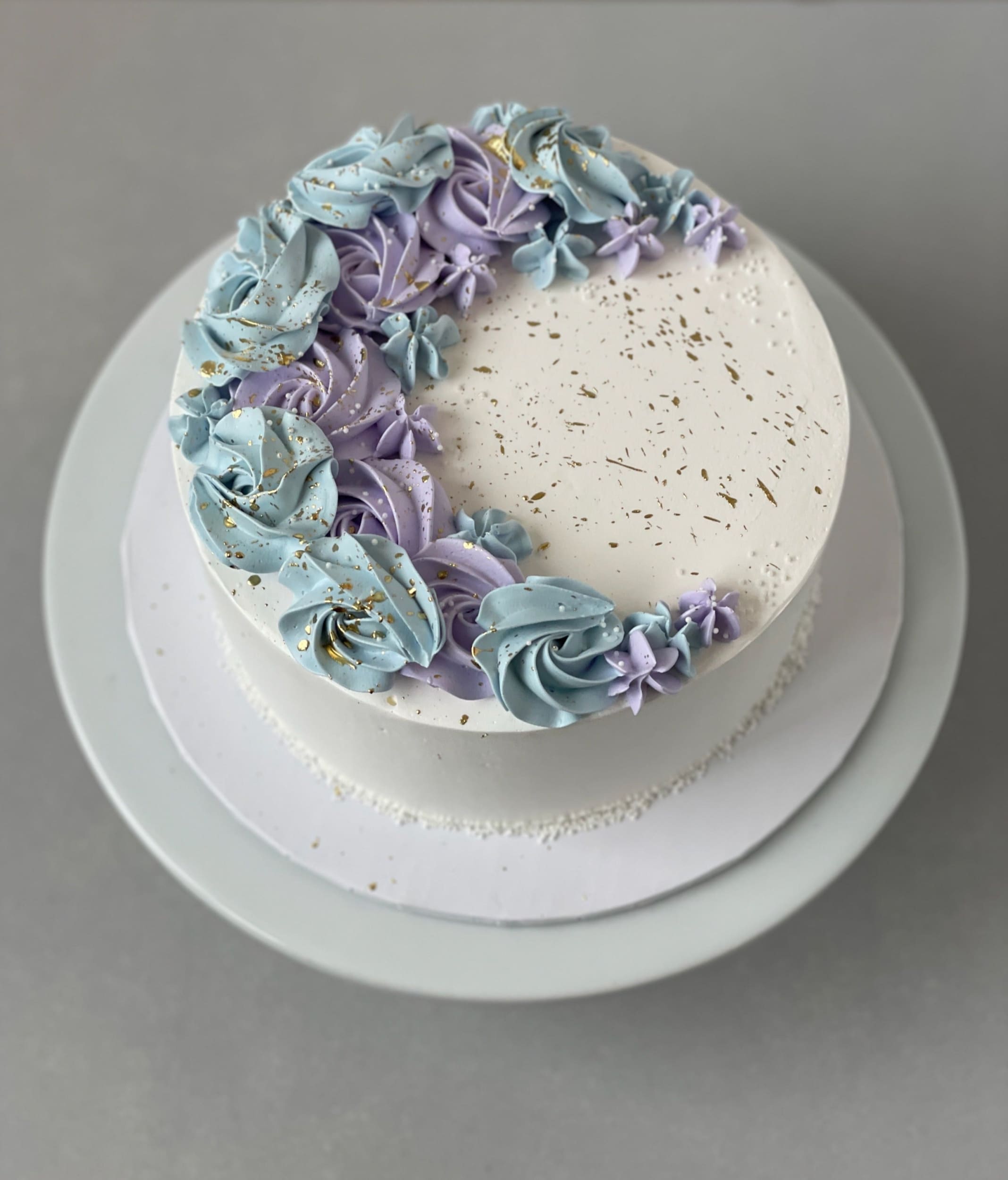 Crescent moon rosettes in whipped cream - custom cake