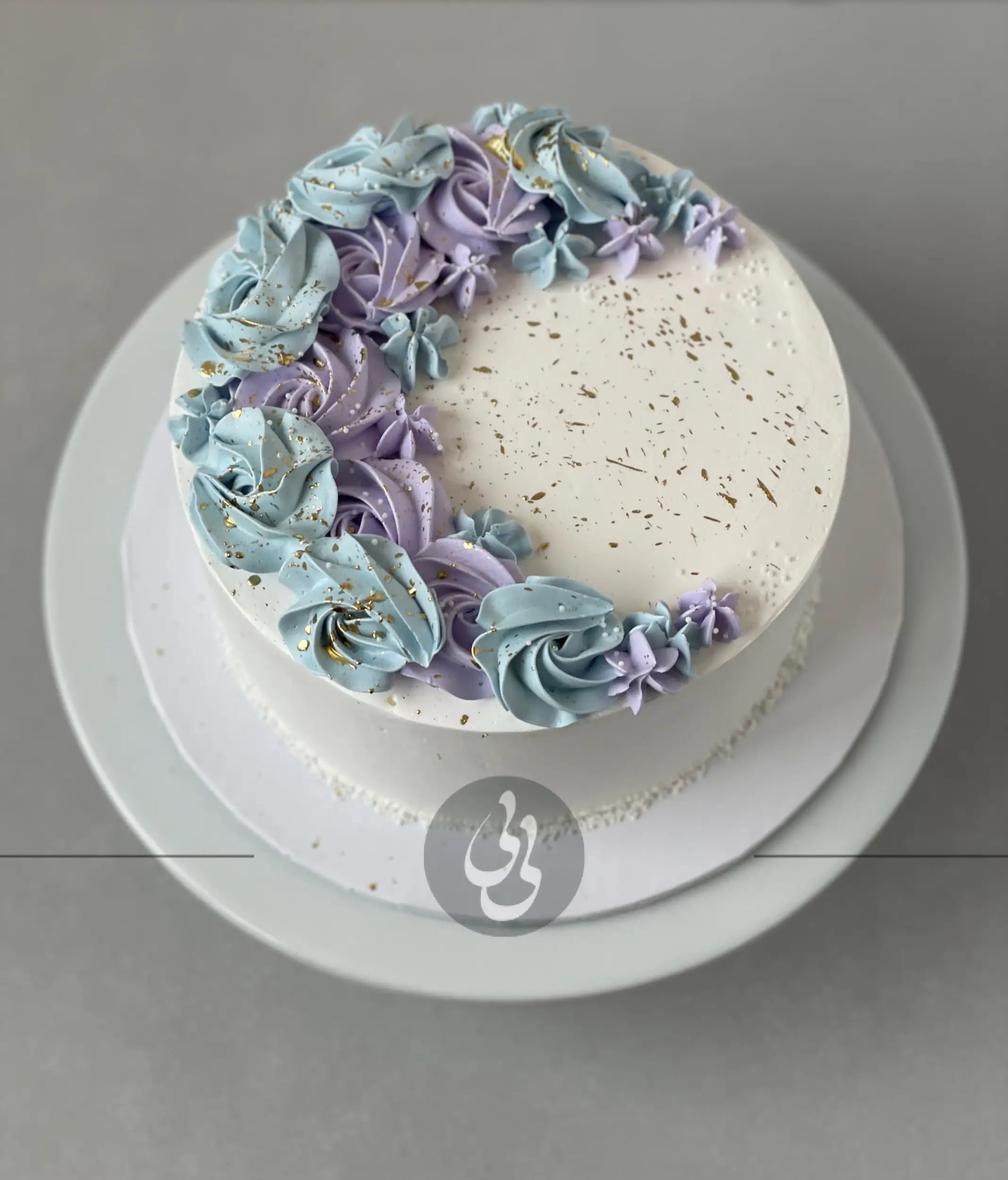 Crescent moon rosettes in whipped cream - custom cake