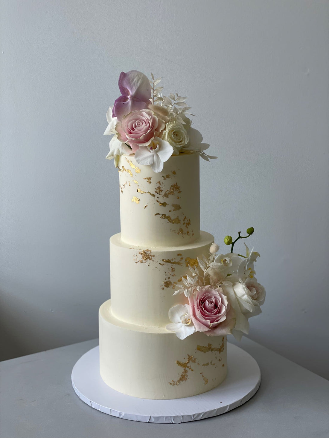 Fresh flower fantasy - wedding cake