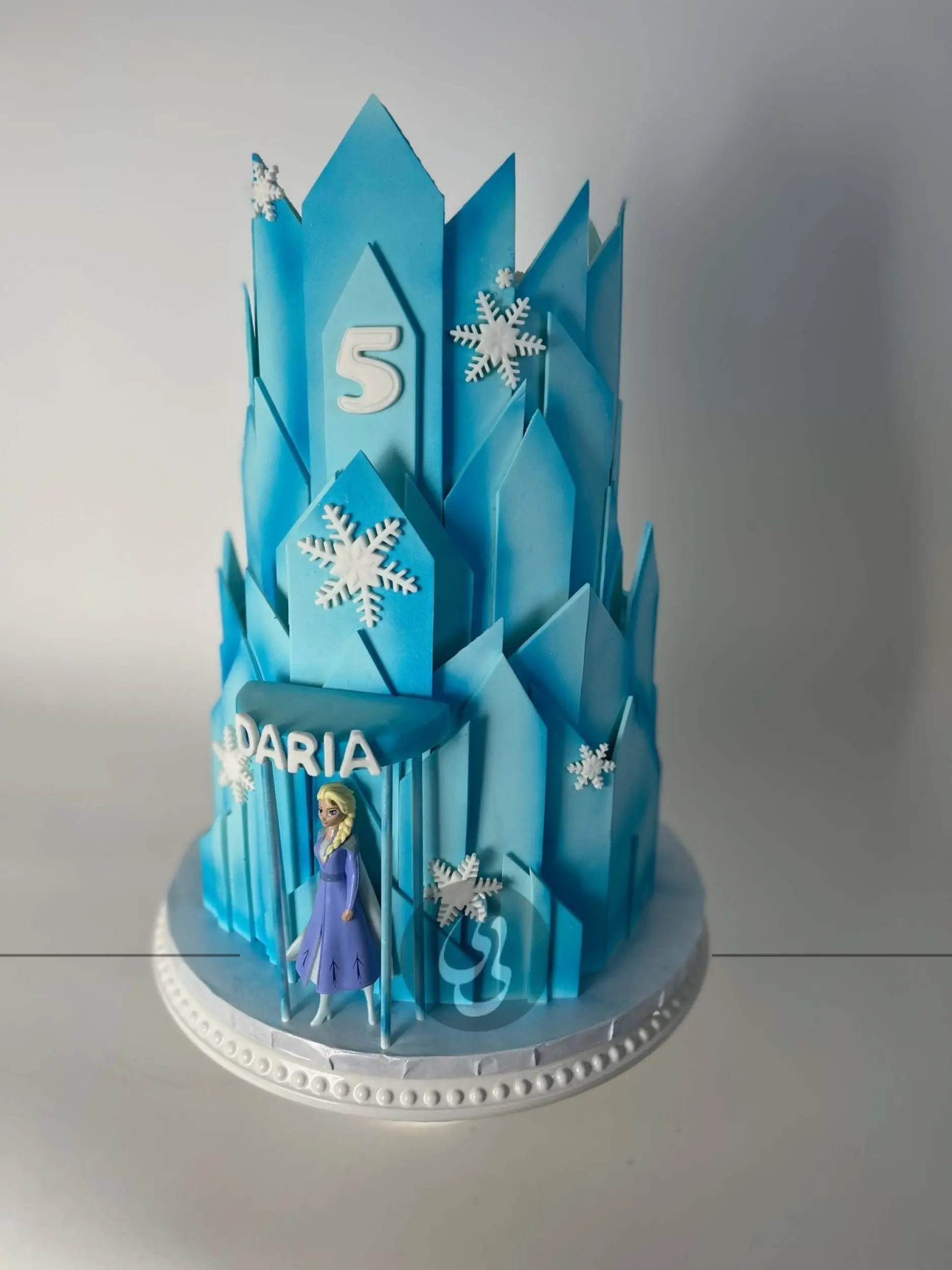 Frozen cartoon - arnedelle castle in fondant - custom cake