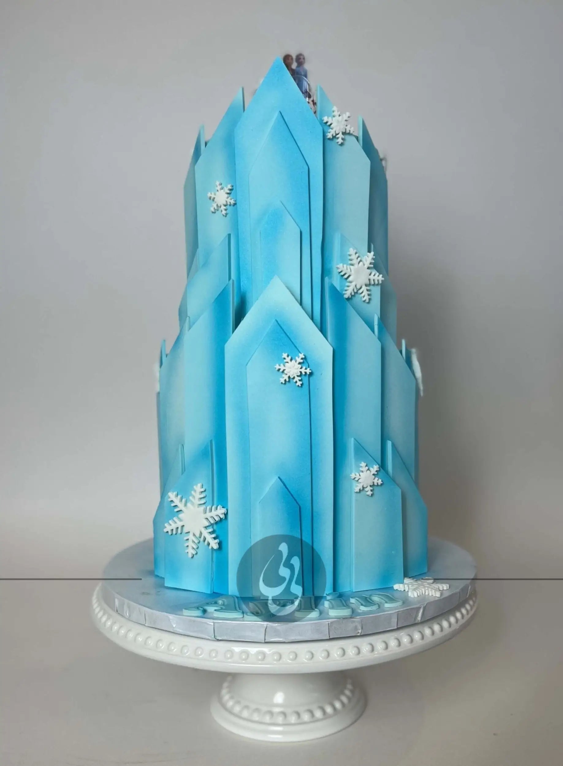 Frozen cartoon - arnedelle castle in fondant - custom cake