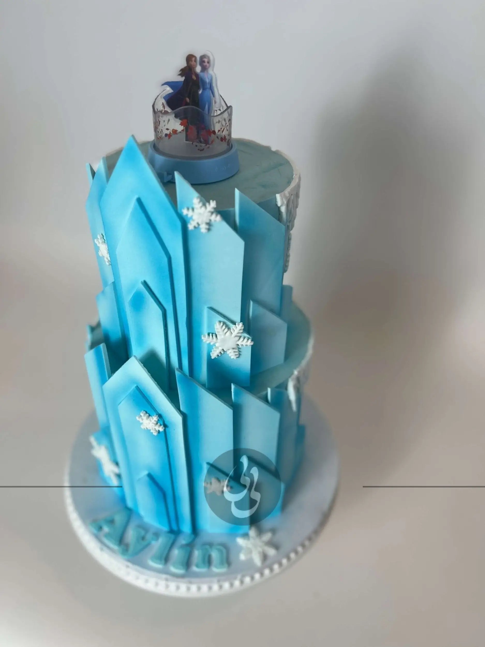 Frozen cartoon - arnedelle castle in fondant - custom cake