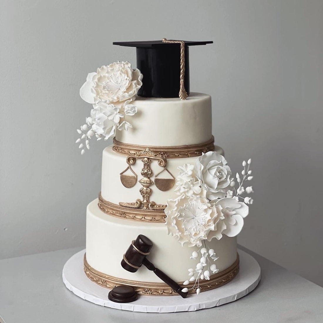 Grand graduation hat on fondant - custom cake