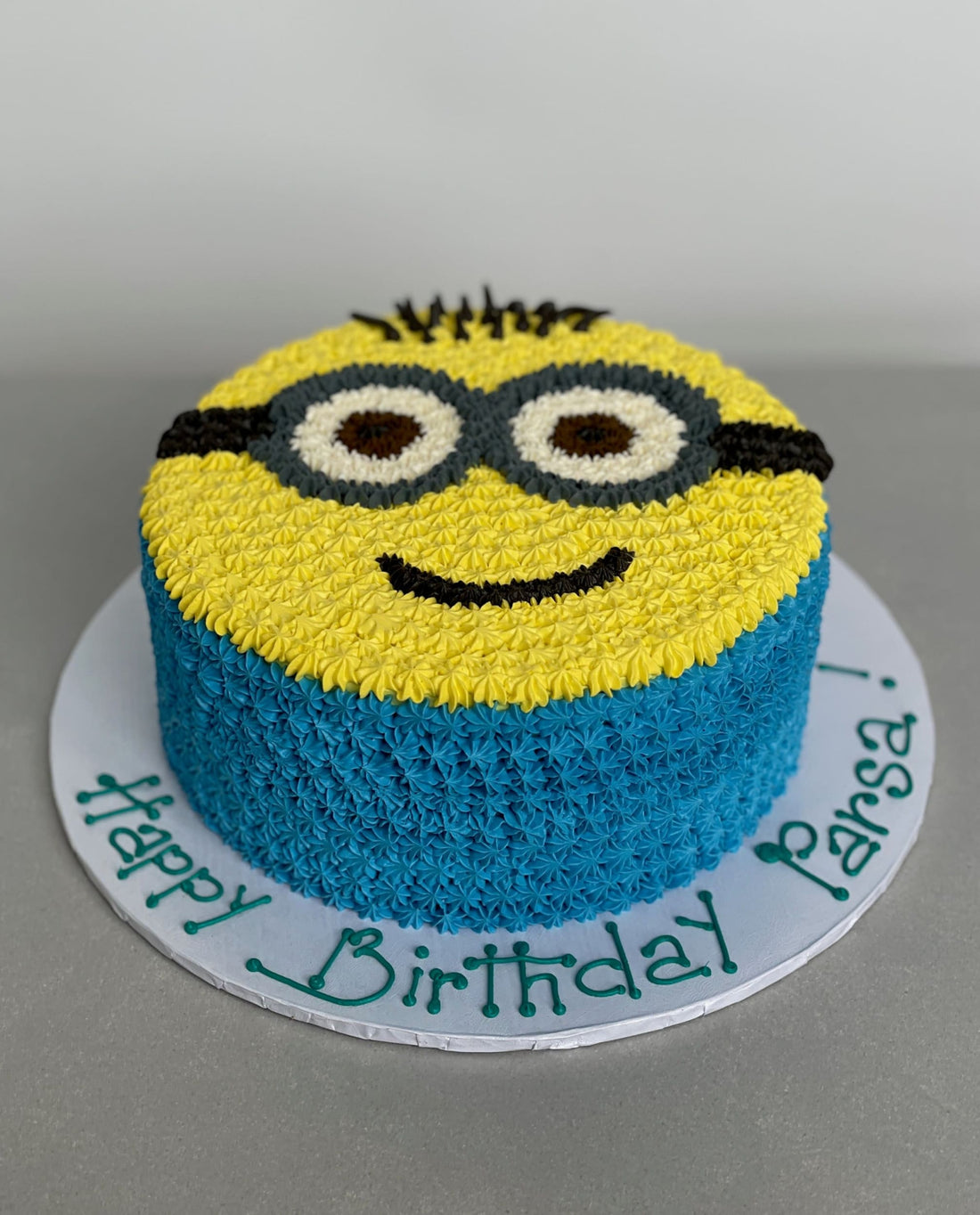 Hand piped minion face on buttercream - custom cake