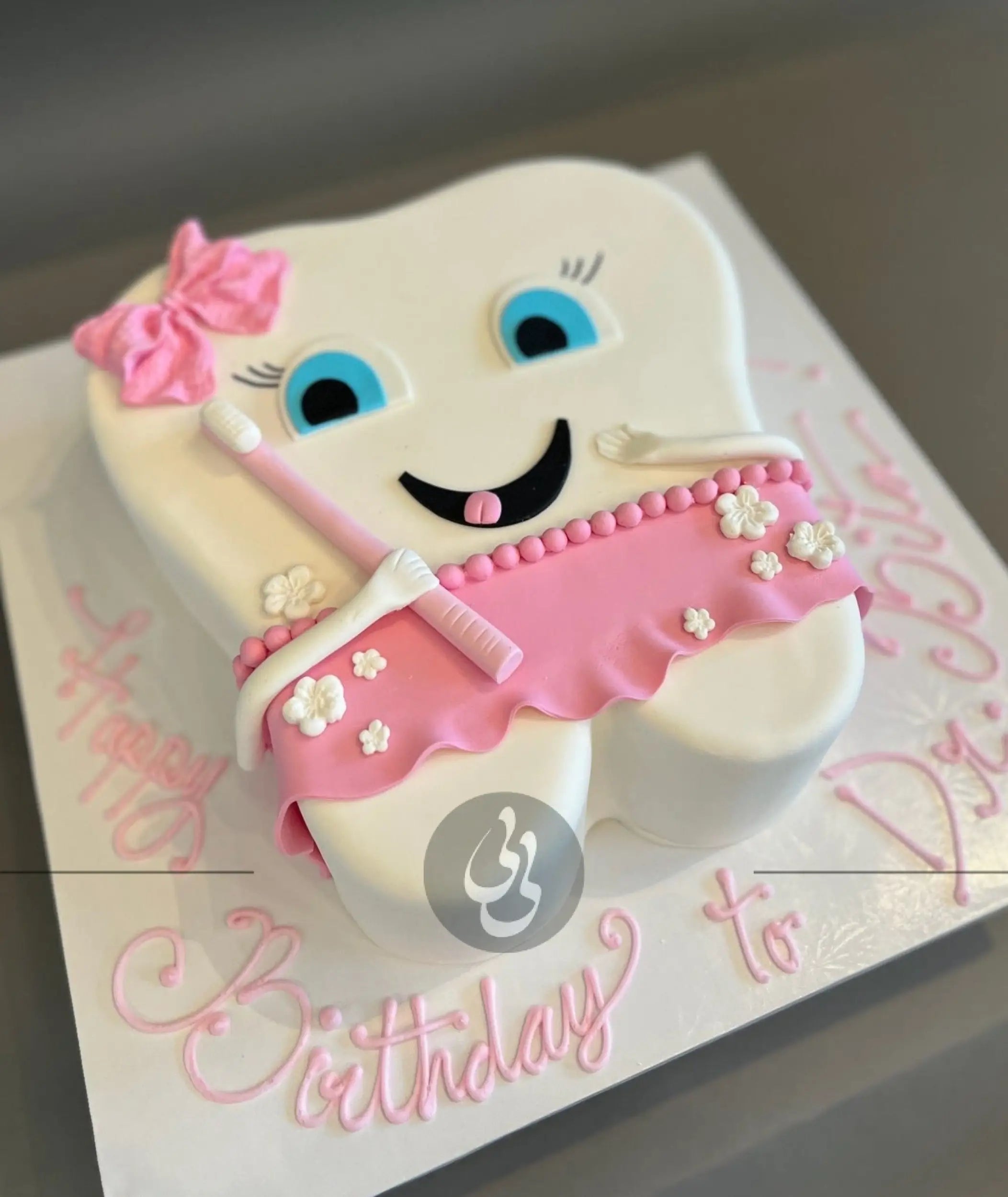 Happy tooth in fondant - custom cake
