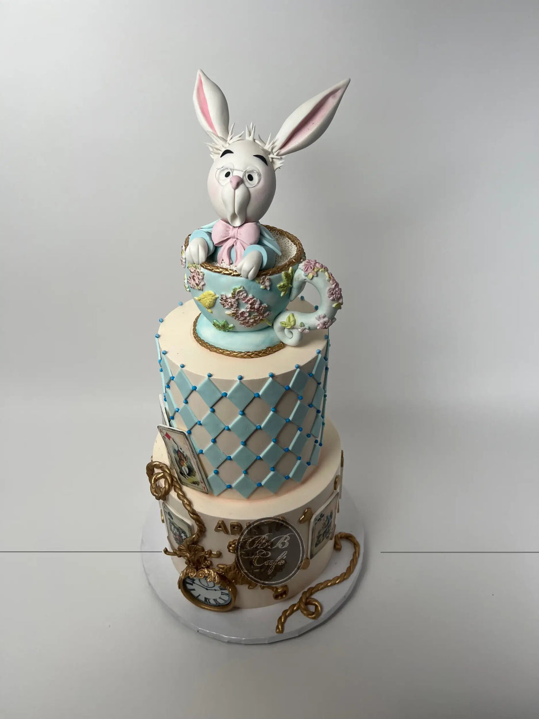 Alice in wonderland - custom cake