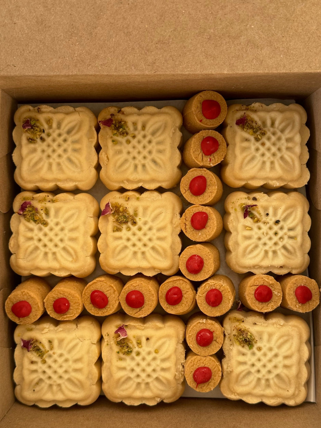 Kolompeh & chickpea cookie box - pastry