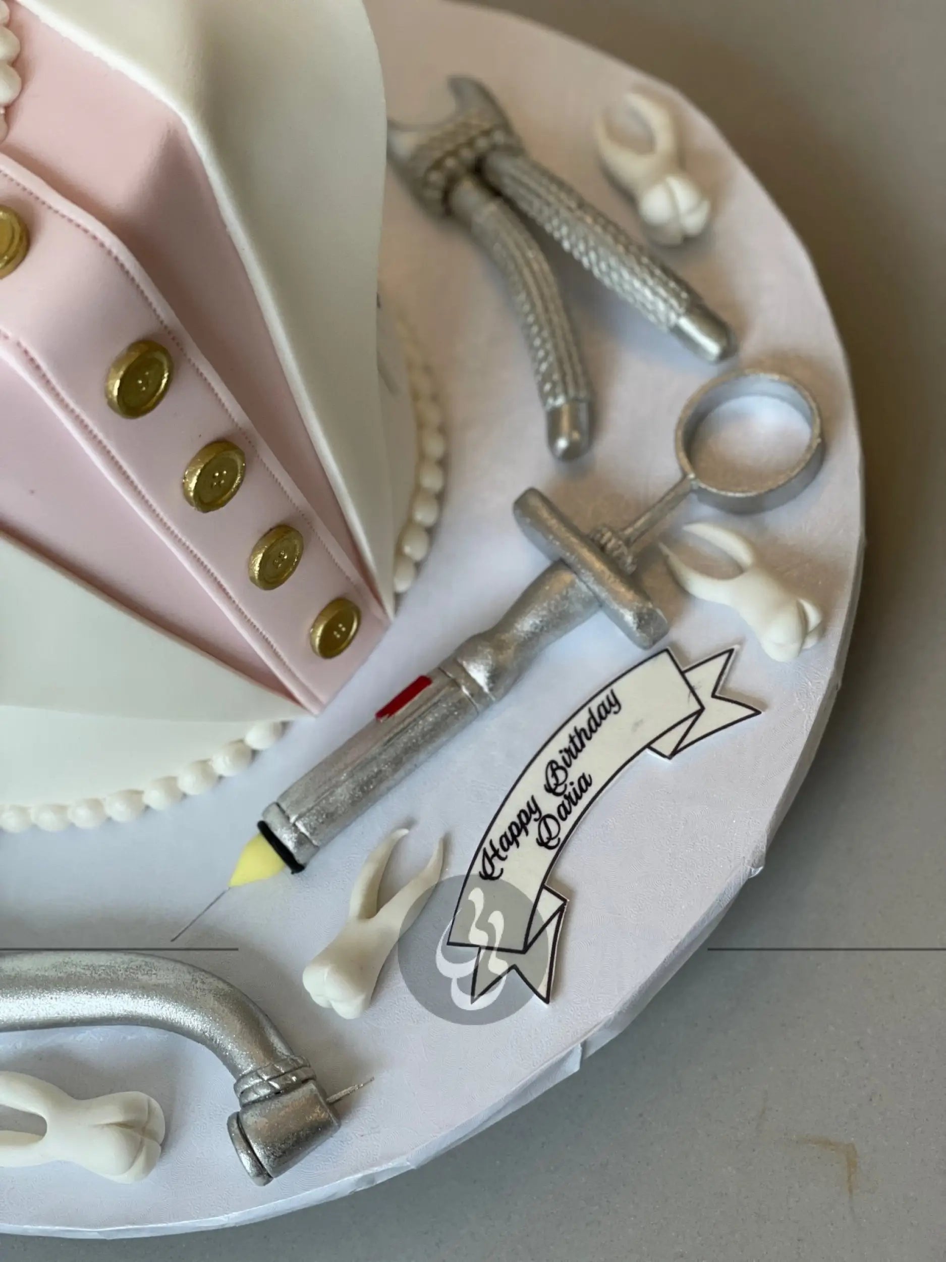 Med-dent on fon-dant - custom cake