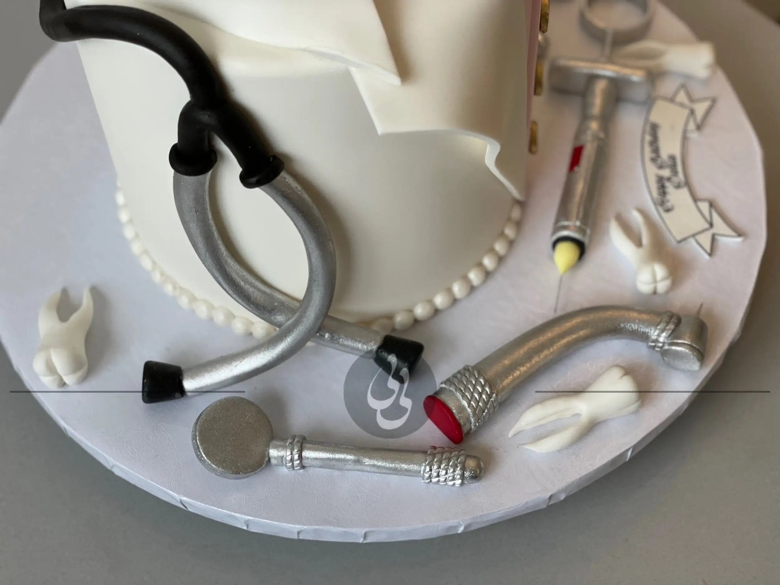 Med-dent on fon-dant - custom cake