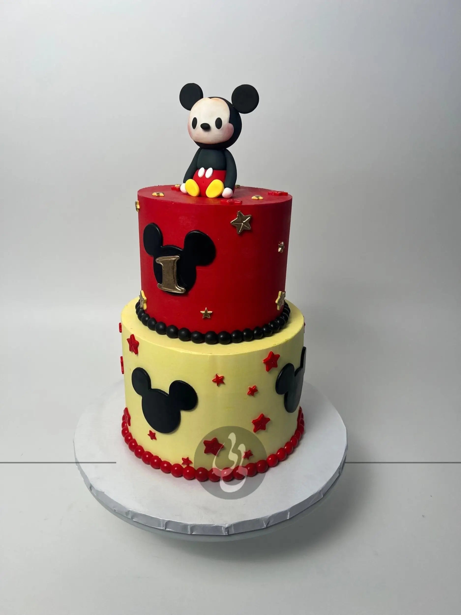 Mickey / minnie mouse figurine on buttercream - custom cake