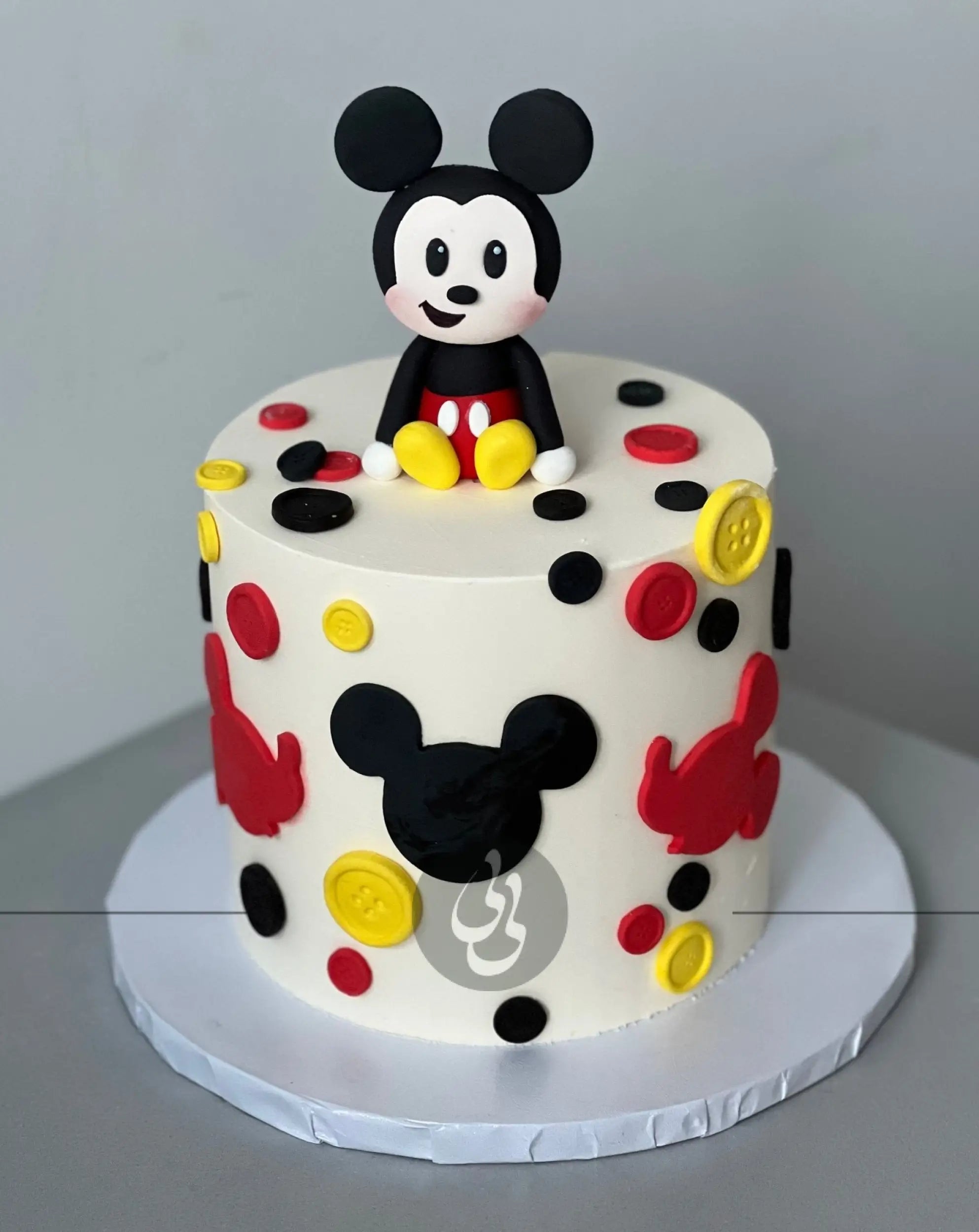 Mickey / minnie mouse figurine on buttercream - custom cake