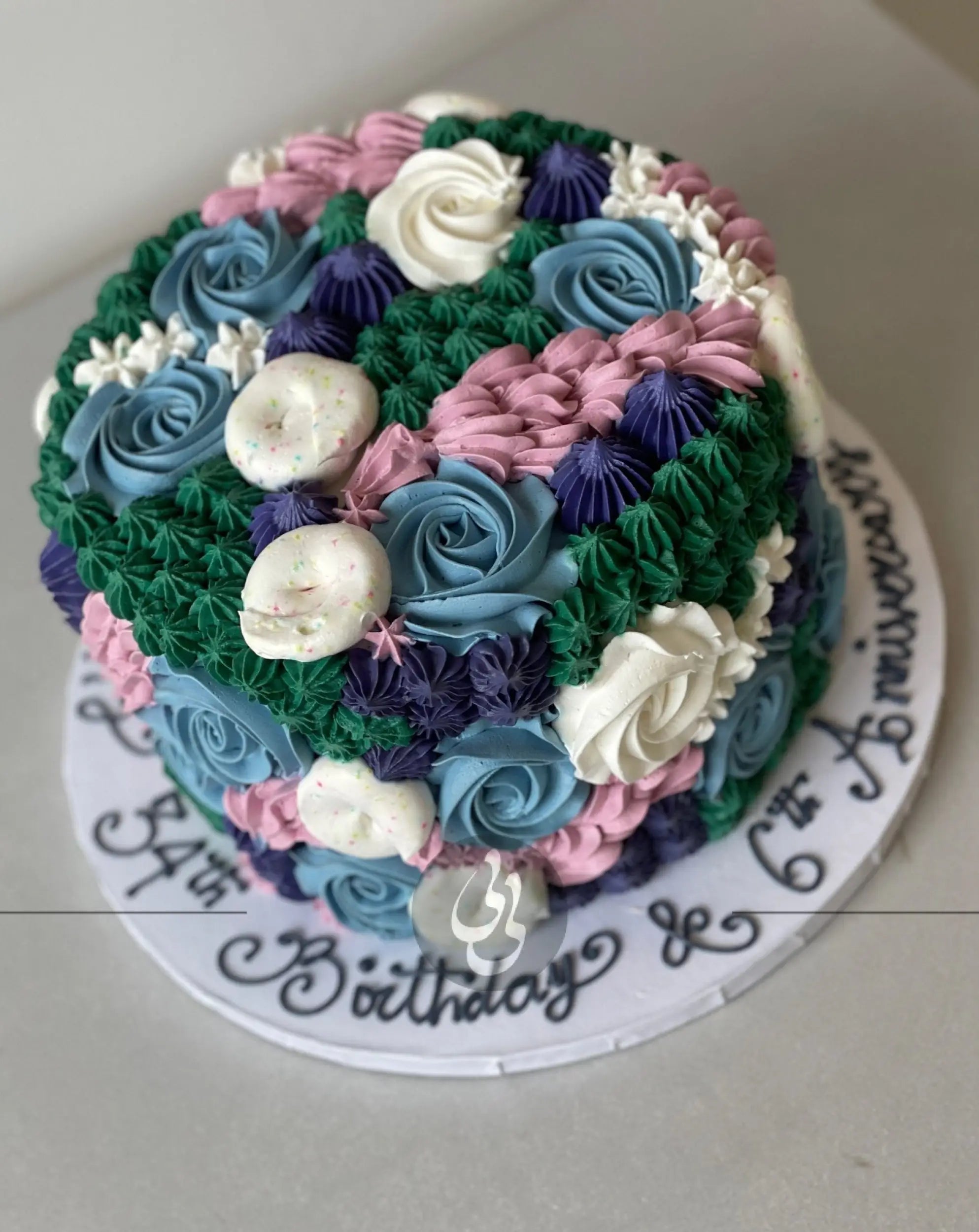 Mixed piping in whipped cream - custom cake