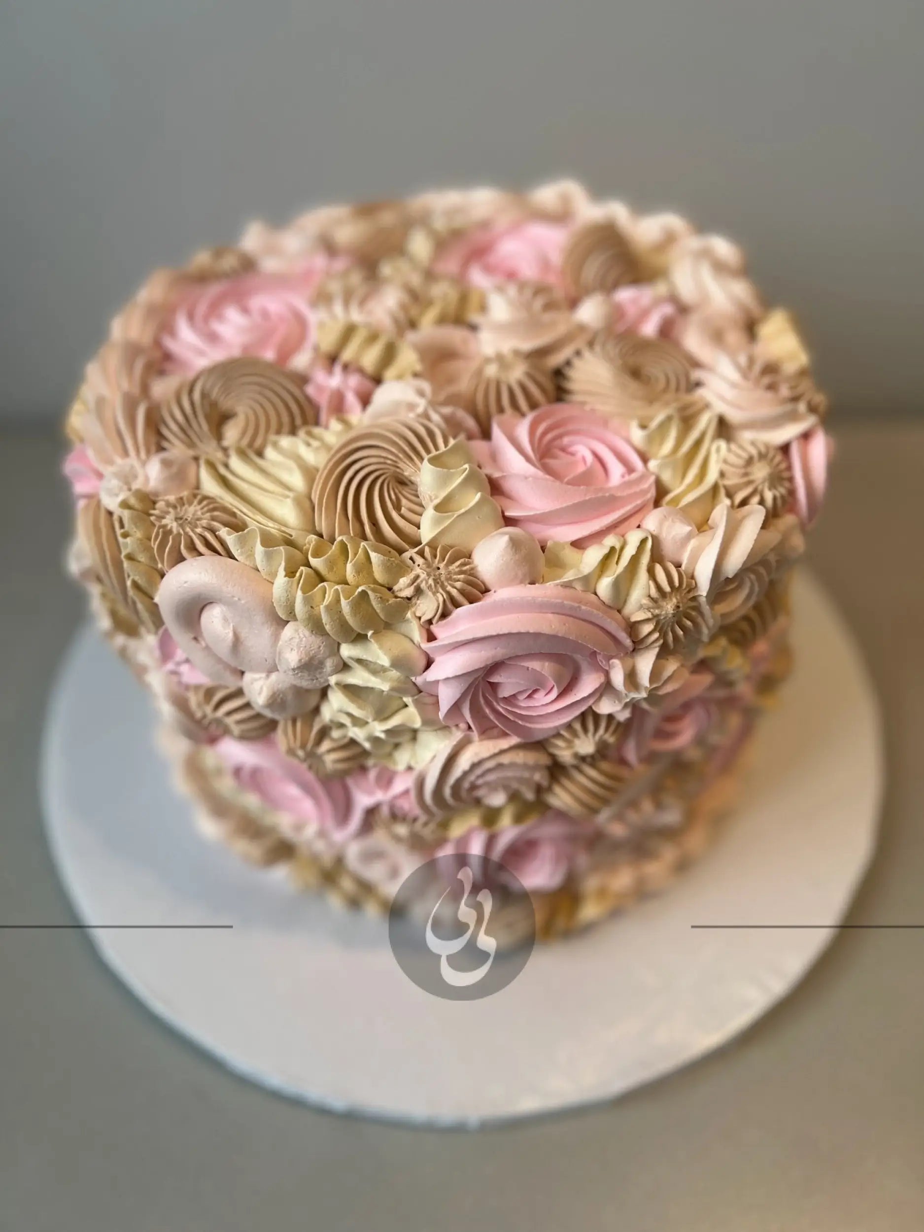 Mixed piping in whipped cream - custom cake