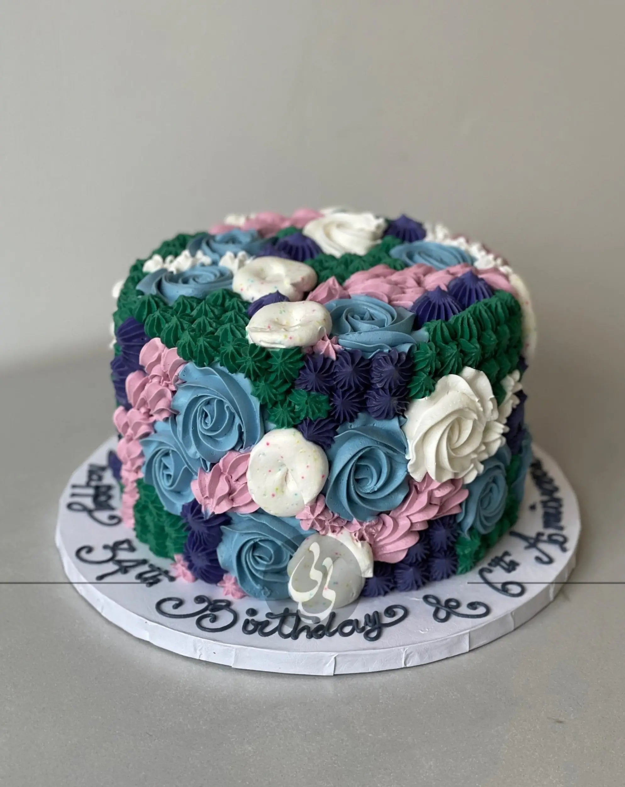 Mixed piping in whipped cream - custom cake