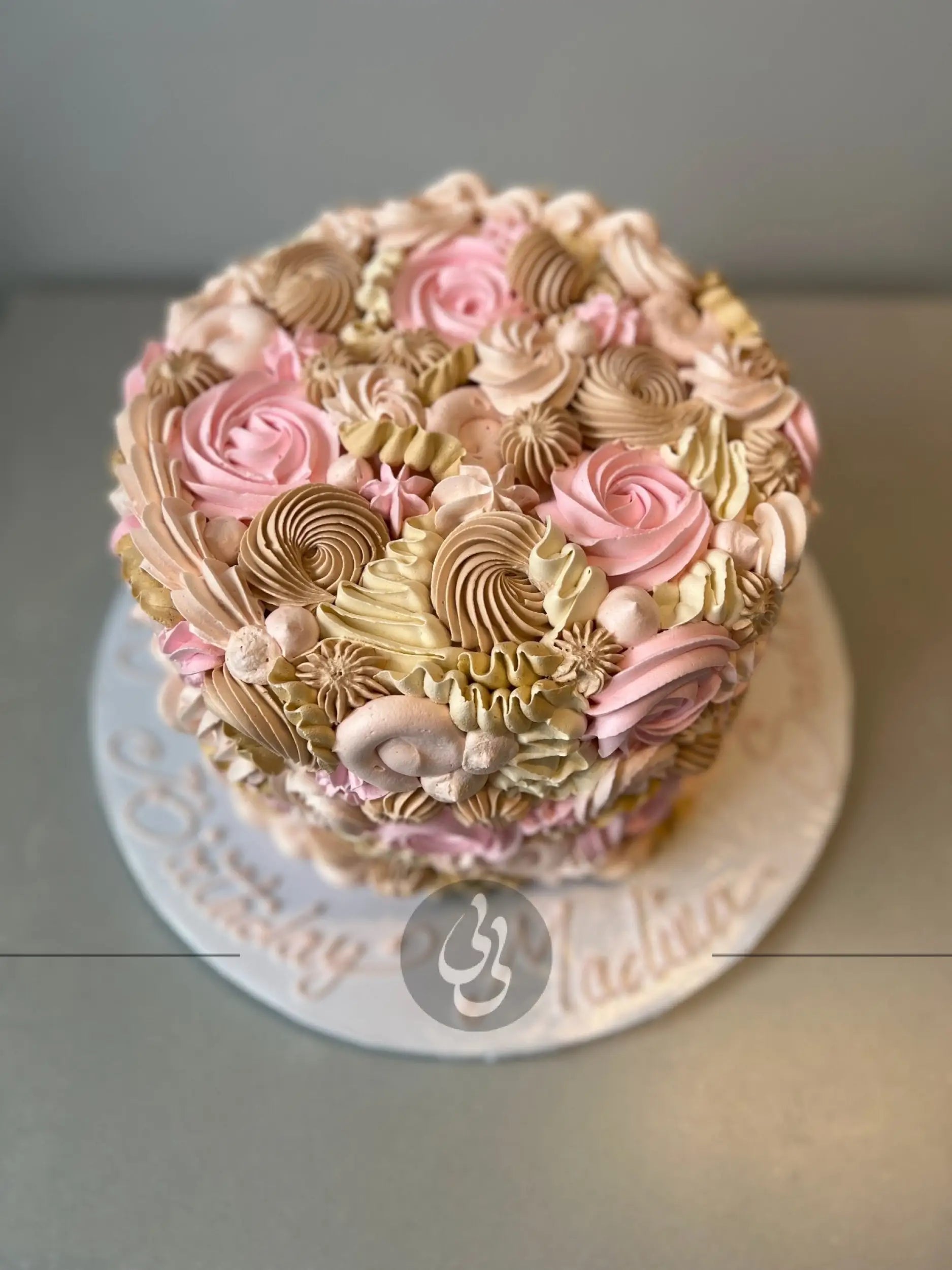 Mixed piping in whipped cream - custom cake