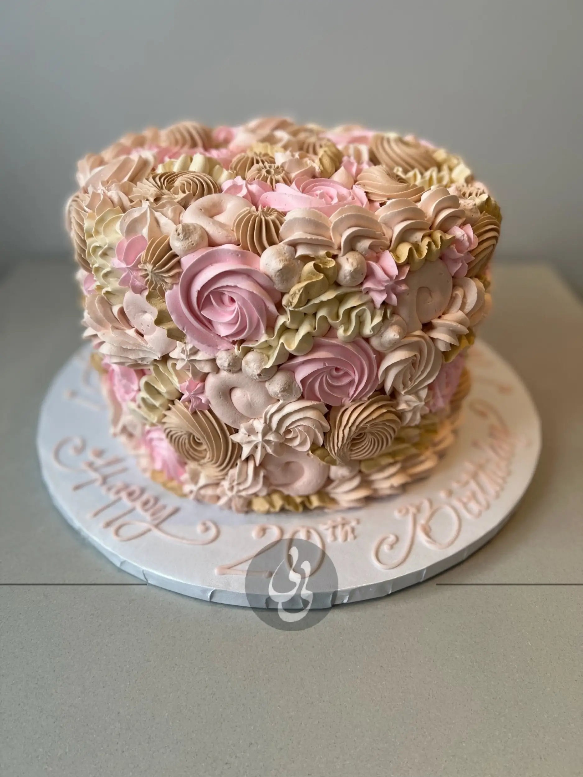 Mixed piping in whipped cream - custom cake