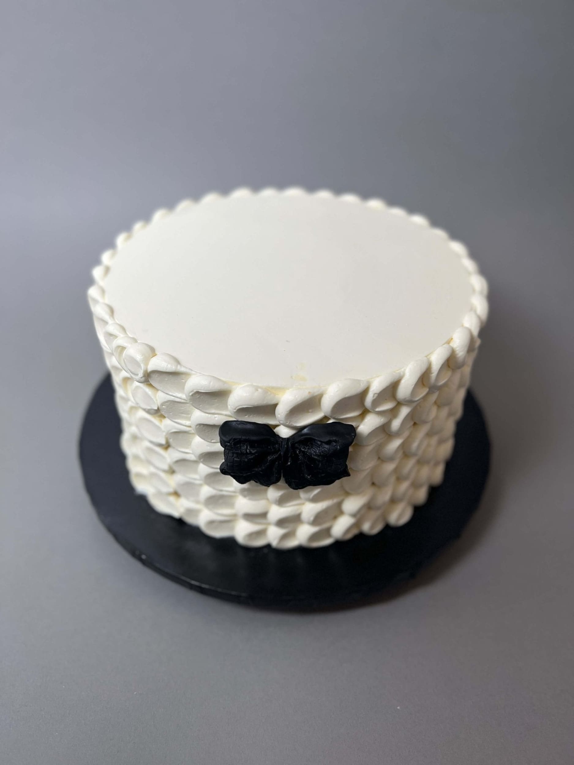 Pulled dots on buttercream - custom cake