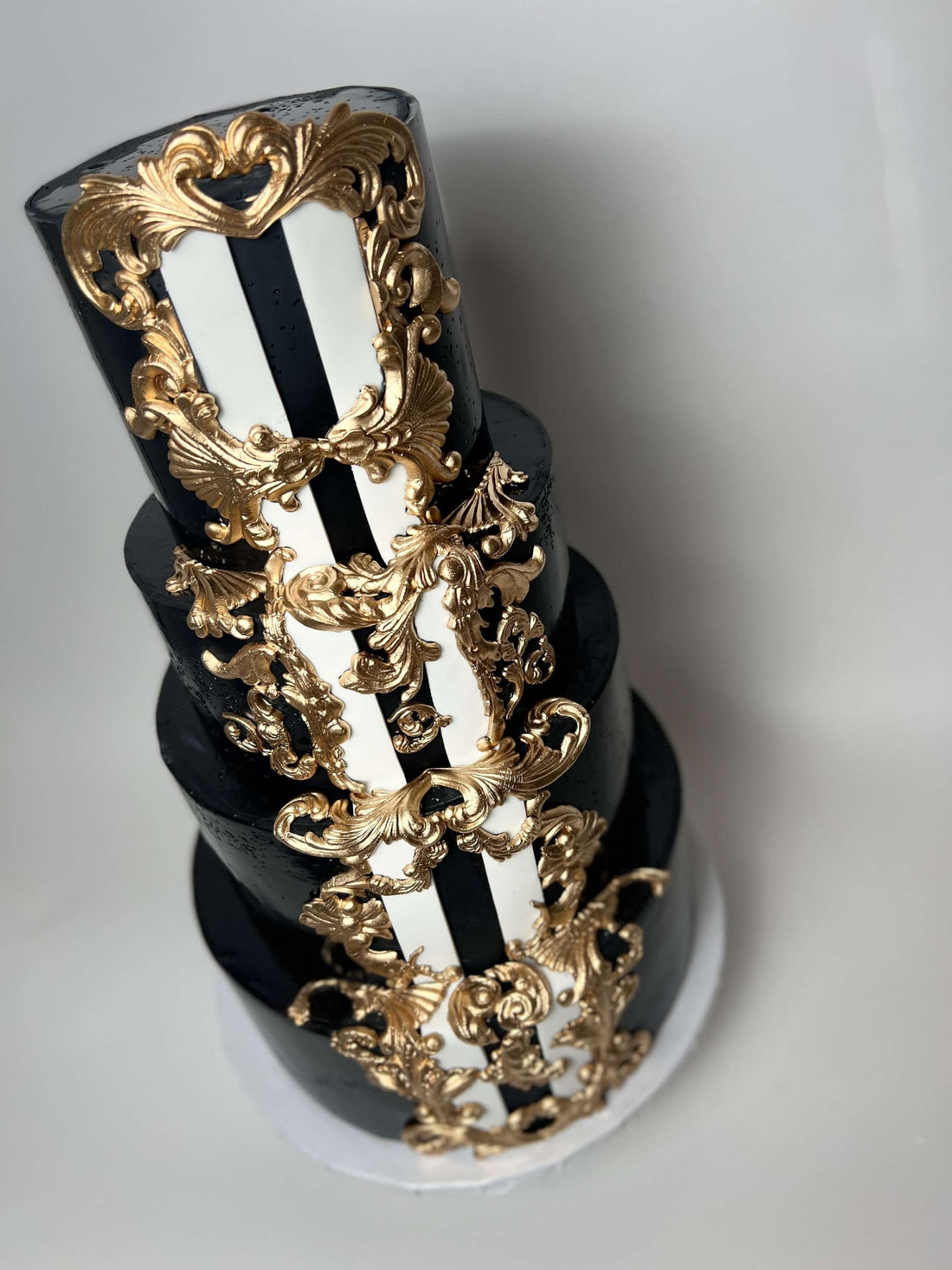 Royal pinstripe on fondant - wedding cake