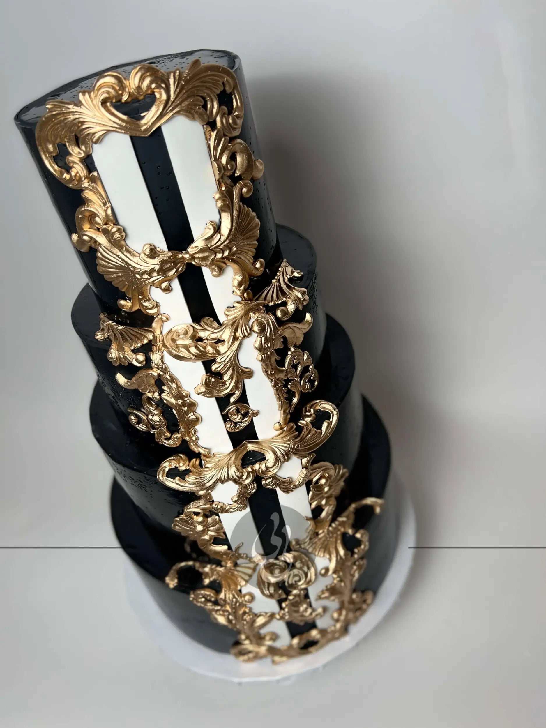 Royal pinstripe on fondant - wedding cake