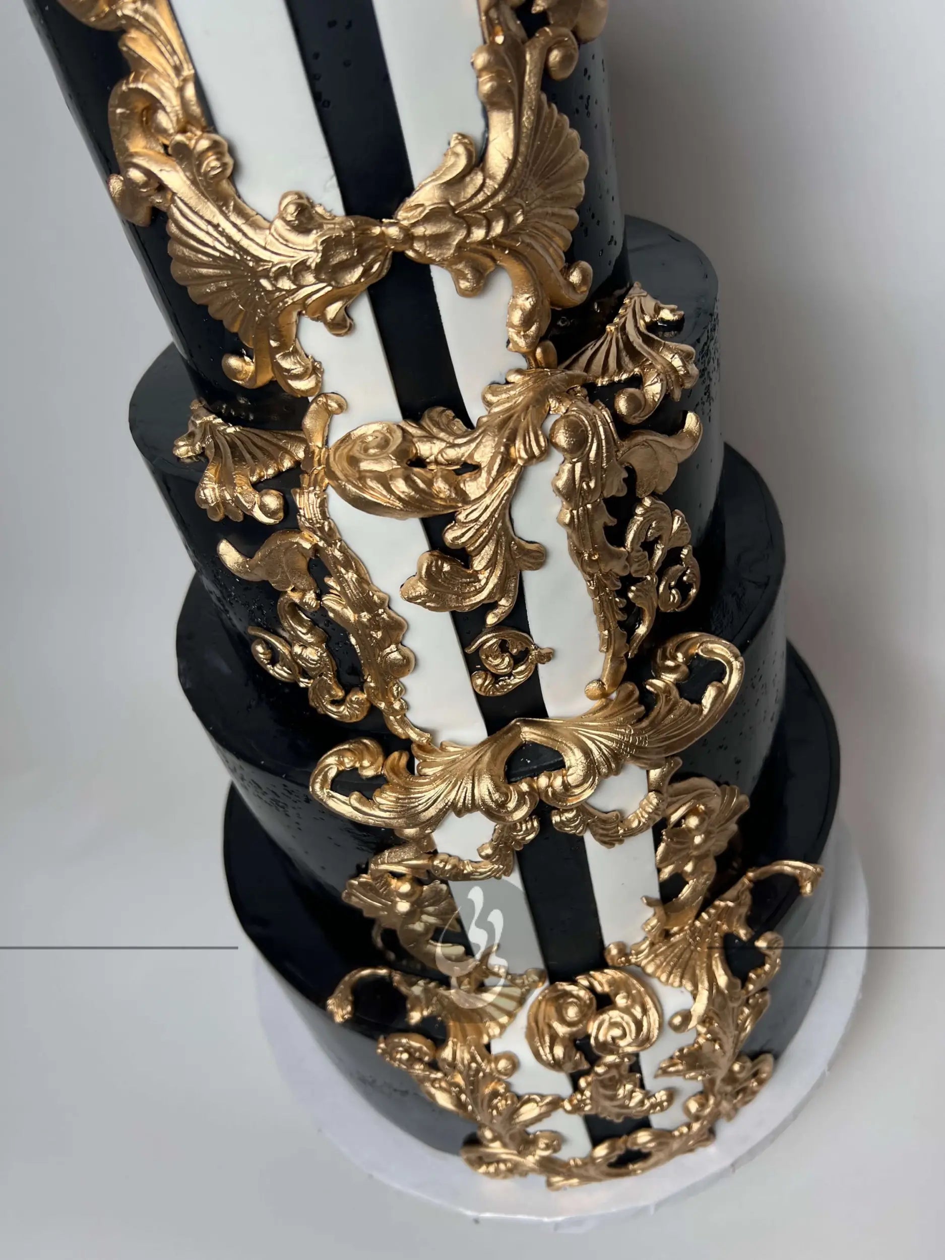 Royal pinstripe on fondant - wedding cake