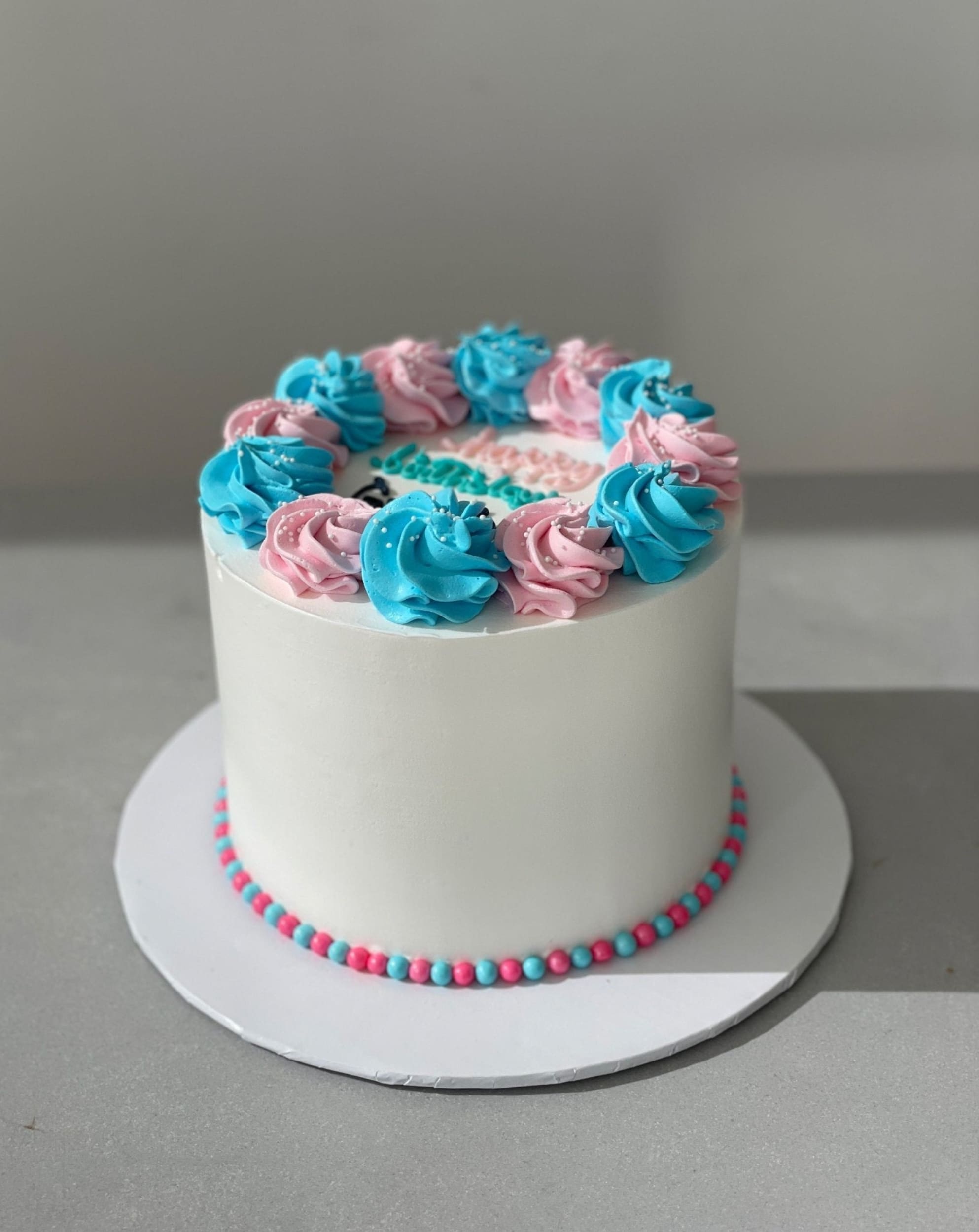 Simple swirls in whipped cream - custom cake