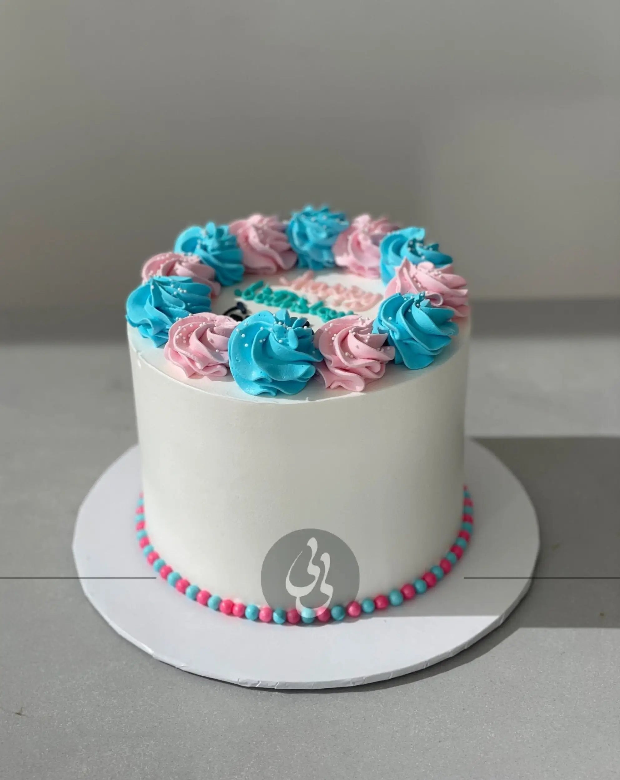 Simple swirls in whipped cream - custom cake