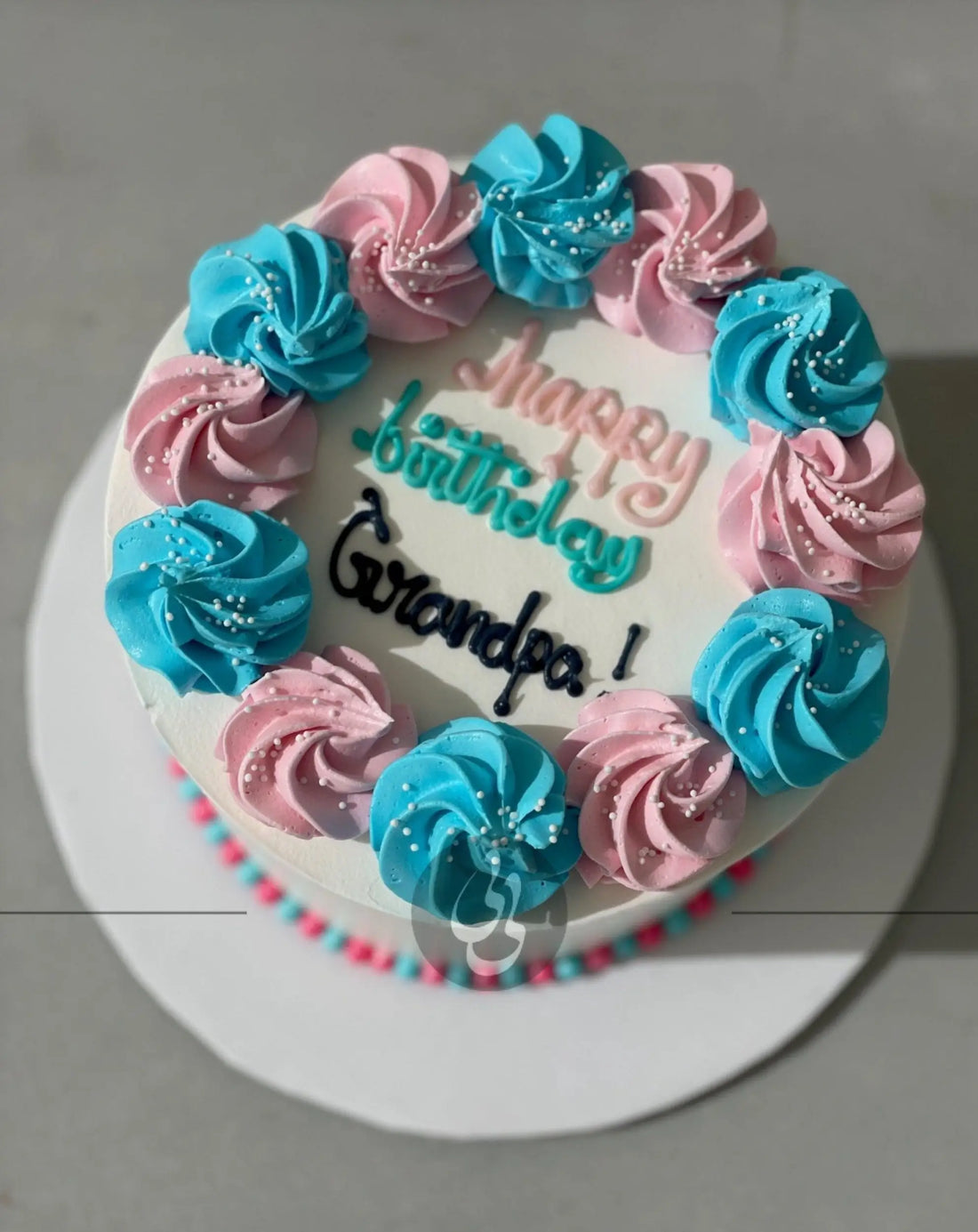 Simple swirls in whipped cream - custom cake