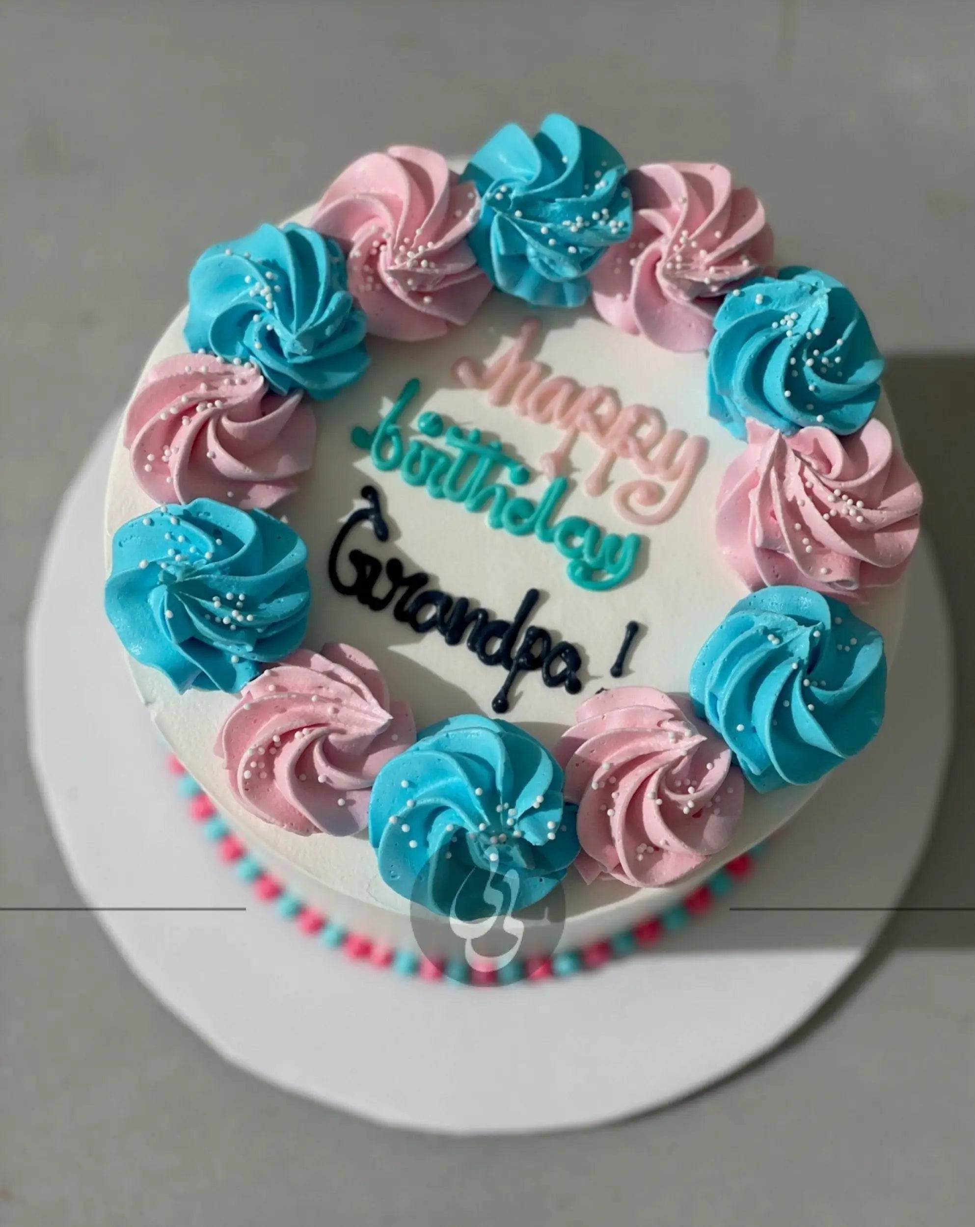 Simple swirls in whipped cream - custom cake