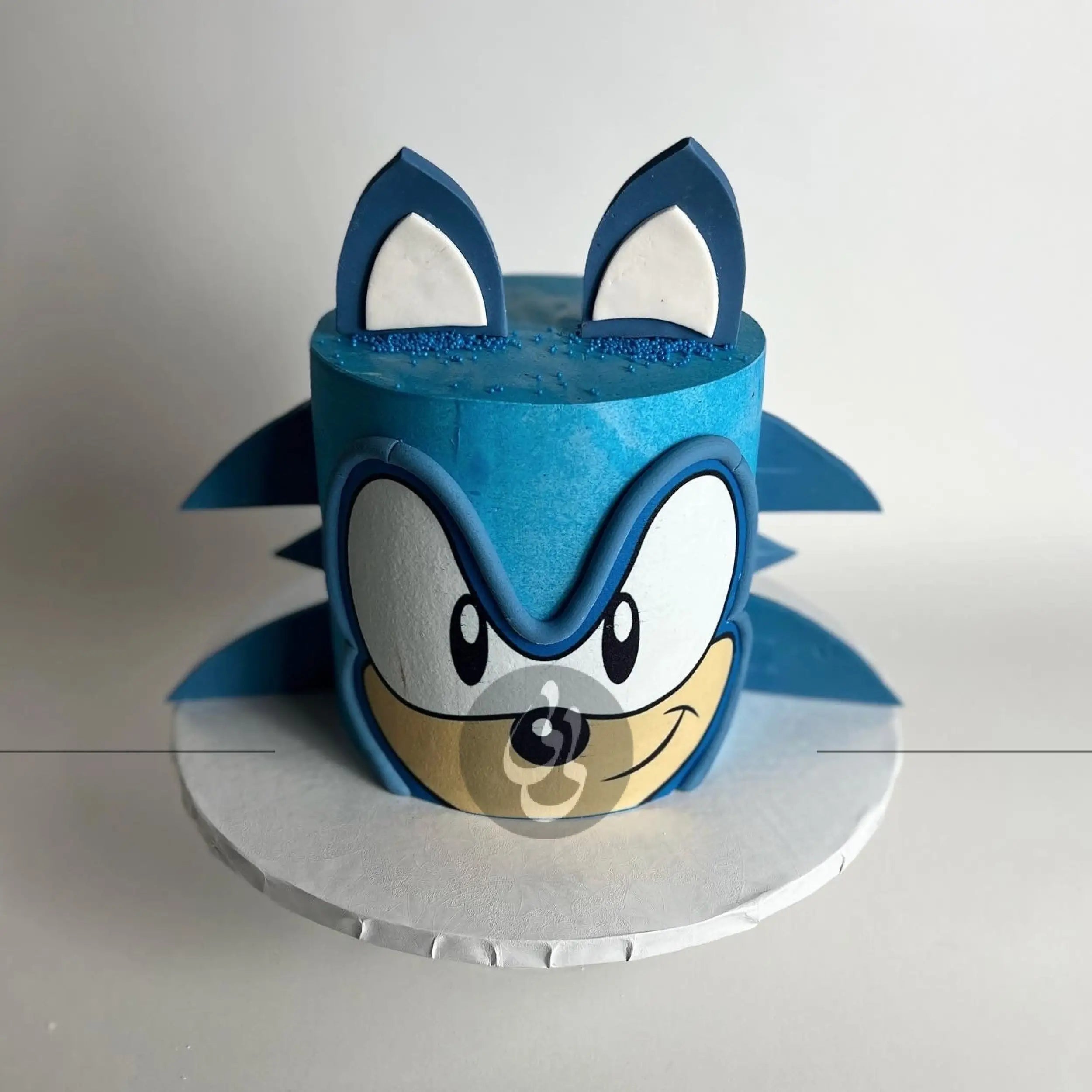 Sonic the hedgehog on buttercream - custom cake