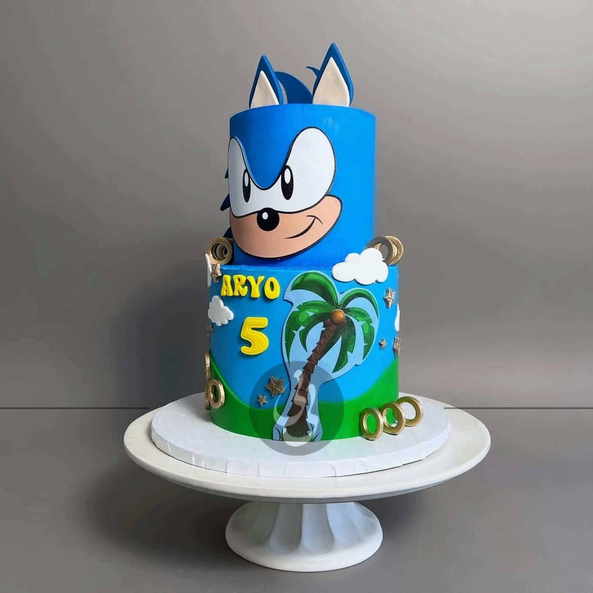 Sonic the hedgehog on buttercream - custom cake