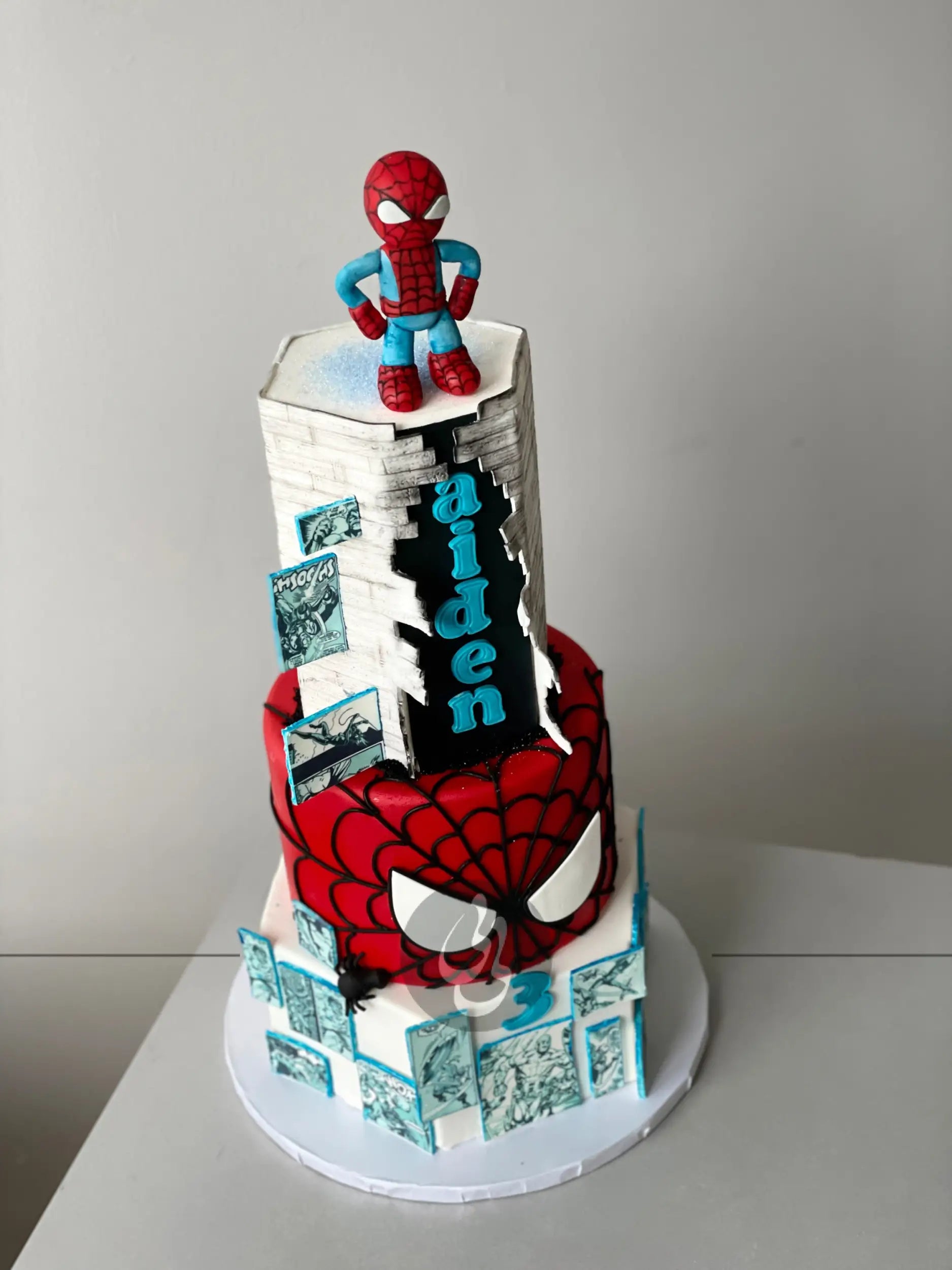 Spiderman superhero in fondant - custom cake